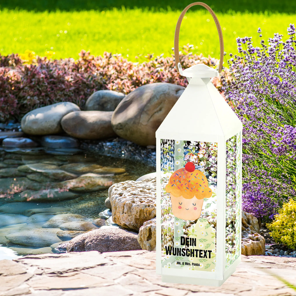 Personalisierte Deko Laterne Cupcake Klassische Laterne Mit Namensgravur, Minimalistische Laterne Mit Namen, Romantische Laterne Mit Wunschname, Metall Laterne, XXL-Laterne Mit Wunschname, Gartenlaterne Personalisiert, Personalisierte Deko Laterne, Windlichtlaterne Mit Namensgravur, Holzlaterne Mit Namensdruck, Skandinavische Laterne Mit Namen, Innenraum-Laterne Mit Namen, Laterne Deko Mit Namen, Beleuchtete Laterne Mit Namen, Orientalische Laterne Mit Namensdruck, Kerzenlaterne Mit Namensdruck, Laterne Mit Sternenmuster Und Namen, Laternenwindlicht Mit Namen, Moderne Laterne Mit Namen, Laterne Mit Griff Und Wunschname, Dekolaterne Mit Wunschname, Maritim-Laterne Mit Wunschname, Spiegelglas-Laterne Mit Namensdruck, Lichterlaterne Mit Wunschname, Hängelaterne Mit Namensgravur, Shabby-Chic-Laterne Mit Wunschname, Hängeleuchte, Windlicht, Metalllaterne Mit Namen, Teelichthalter Laterne Mit Wunschname, Rustikale Laterne Mit Namensgravur, Deko Laterne, Stellbare Laterne Mit Namen, Hängelaterne Deko Mit Namen, Motivlaterne Mit Namensgravur, Leuchten, Laterne Mit Blumenmotiv Und Wunschname, Wetterfeste Laterne Mit Wunschname, Lichterkettenlaterne Mit Namen, Terrasse-Laterne Mit Wunschnamen, Outdoor-Laterne Mit Wunschname, Tischlaterne Mit Wunschname, Weiße Laterne Mit Wunschname, Pastellfarbene Laterne Mit Namensdruck, Glaslaterne Mit Wunschname, Vintage-Laterne Personalisiert, LED-Laterne Mit Namensgravur, Landhausstil-Laterne Mit Namen, Deko Laterne Mit Namen, Laternen-Set Personalisiert, Kleine Laterne Mit Namensdruck, Lustige Sprüche, Tiere, Tiermotive, Gute Laune, Geschenk Koch, Backen Geschenk, Küche Spruch, Motivation Sprüche, Cupcakes, Küche Deko, Wunder, Muffin