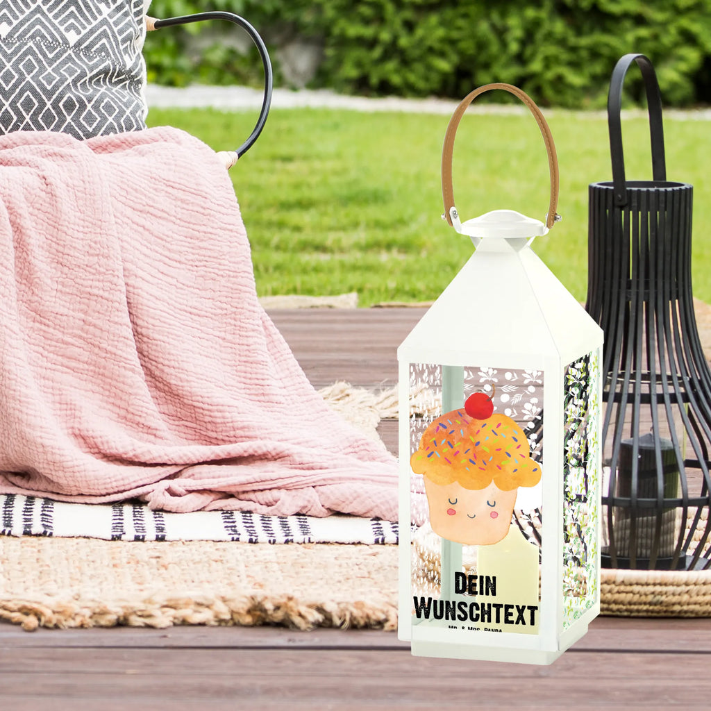 Personalisierte Deko Laterne Cupcake Klassische Laterne Mit Namensgravur, Minimalistische Laterne Mit Namen, Romantische Laterne Mit Wunschname, Metall Laterne, XXL-Laterne Mit Wunschname, Gartenlaterne Personalisiert, Personalisierte Deko Laterne, Windlichtlaterne Mit Namensgravur, Holzlaterne Mit Namensdruck, Skandinavische Laterne Mit Namen, Innenraum-Laterne Mit Namen, Laterne Deko Mit Namen, Beleuchtete Laterne Mit Namen, Orientalische Laterne Mit Namensdruck, Kerzenlaterne Mit Namensdruck, Laterne Mit Sternenmuster Und Namen, Laternenwindlicht Mit Namen, Moderne Laterne Mit Namen, Laterne Mit Griff Und Wunschname, Dekolaterne Mit Wunschname, Maritim-Laterne Mit Wunschname, Spiegelglas-Laterne Mit Namensdruck, Lichterlaterne Mit Wunschname, Hängelaterne Mit Namensgravur, Shabby-Chic-Laterne Mit Wunschname, Hängeleuchte, Windlicht, Metalllaterne Mit Namen, Teelichthalter Laterne Mit Wunschname, Rustikale Laterne Mit Namensgravur, Deko Laterne, Stellbare Laterne Mit Namen, Hängelaterne Deko Mit Namen, Motivlaterne Mit Namensgravur, Leuchten, Laterne Mit Blumenmotiv Und Wunschname, Wetterfeste Laterne Mit Wunschname, Lichterkettenlaterne Mit Namen, Terrasse-Laterne Mit Wunschnamen, Outdoor-Laterne Mit Wunschname, Tischlaterne Mit Wunschname, Weiße Laterne Mit Wunschname, Pastellfarbene Laterne Mit Namensdruck, Glaslaterne Mit Wunschname, Vintage-Laterne Personalisiert, LED-Laterne Mit Namensgravur, Landhausstil-Laterne Mit Namen, Deko Laterne Mit Namen, Laternen-Set Personalisiert, Kleine Laterne Mit Namensdruck, Lustige Sprüche, Tiere, Tiermotive, Gute Laune, Geschenk Koch, Backen Geschenk, Küche Spruch, Motivation Sprüche, Cupcakes, Küche Deko, Wunder, Muffin