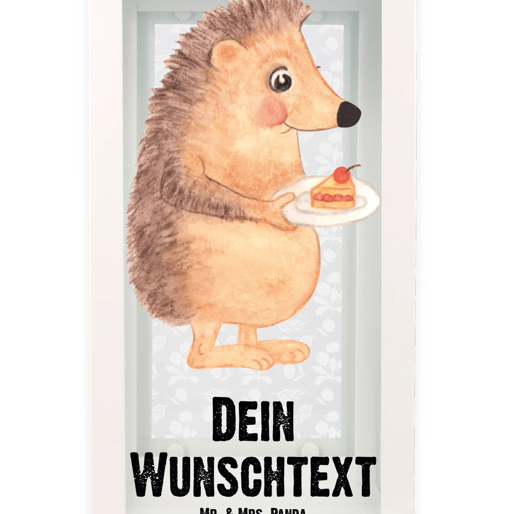 Personalisierte Deko Laterne Igel mit Kuchenstück LED-Laterne Mit Namensgravur, Vintage-Laterne Personalisiert, Minimalistische Laterne Mit Namen, Holzlaterne Mit Namensdruck, Motivlaterne Mit Namensgravur, Skandinavische Laterne Mit Namen, Romantische Laterne Mit Wunschname, Outdoor-Laterne Mit Wunschname, XXL-Laterne Mit Wunschname, Shabby-Chic-Laterne Mit Wunschname, Laterne Mit Sternenmuster Und Namen, Teelichthalter Laterne Mit Wunschname, Wetterfeste Laterne Mit Wunschname, Landhausstil-Laterne Mit Namen, Hängelaterne Deko Mit Namen, Kleine Laterne Mit Namensdruck, Klassische Laterne Mit Namensgravur, Laternenwindlicht Mit Namen, Stellbare Laterne Mit Namen, Hängeleuchte, Windlichtlaterne Mit Namensgravur, Glaslaterne Mit Wunschname, Maritim-Laterne Mit Wunschname, Kerzenlaterne Mit Namensdruck, Spiegelglas-Laterne Mit Namensdruck, Lichterkettenlaterne Mit Namen, Gartenlaterne Personalisiert, Leuchten, Personalisierte Deko Laterne, Rustikale Laterne Mit Namensgravur, Lichterlaterne Mit Wunschname, Dekolaterne Mit Wunschname, Orientalische Laterne Mit Namensdruck, Moderne Laterne Mit Namen, Laternen-Set Personalisiert, Laterne Mit Blumenmotiv Und Wunschname, Metalllaterne Mit Namen, Deko Laterne Mit Namen, Laterne Mit Griff Und Wunschname, Pastellfarbene Laterne Mit Namensdruck, Terrasse-Laterne Mit Wunschnamen, Tischlaterne Mit Wunschname, Deko Laterne, Weiße Laterne Mit Wunschname, Innenraum-Laterne Mit Namen, Hängelaterne Mit Namensgravur, Laterne Deko Mit Namen, Windlicht, Beleuchtete Laterne Mit Namen, Metall Laterne, Lustige Sprüche, Tiere, Tiermotive, Gute Laune, Einladung Party, Geburtstagskuchen, Kuchen Backen, Torte, Igel, Backen Geschenk, Essen Spruch, Kuchen