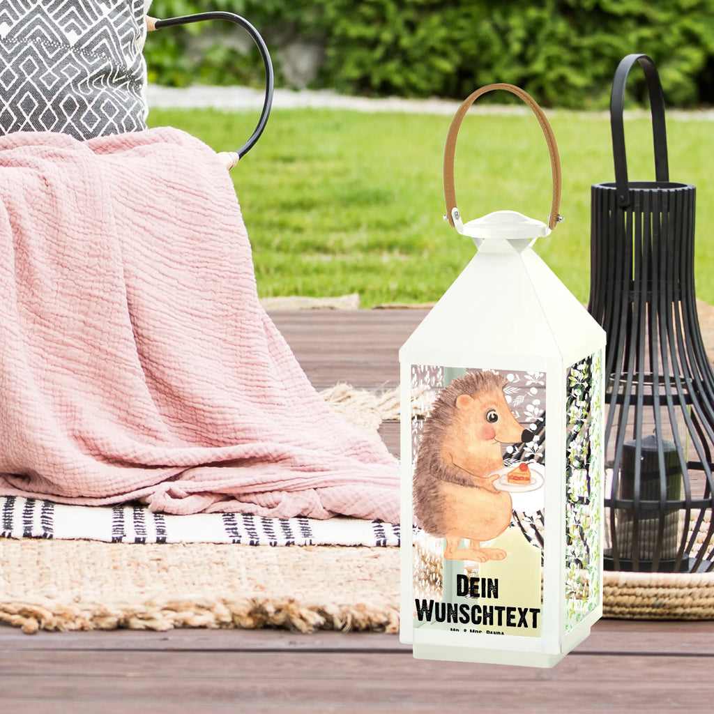 Personalisierte Deko Laterne Igel mit Kuchenstück LED-Laterne Mit Namensgravur, Vintage-Laterne Personalisiert, Minimalistische Laterne Mit Namen, Holzlaterne Mit Namensdruck, Motivlaterne Mit Namensgravur, Skandinavische Laterne Mit Namen, Romantische Laterne Mit Wunschname, Outdoor-Laterne Mit Wunschname, XXL-Laterne Mit Wunschname, Shabby-Chic-Laterne Mit Wunschname, Laterne Mit Sternenmuster Und Namen, Teelichthalter Laterne Mit Wunschname, Wetterfeste Laterne Mit Wunschname, Landhausstil-Laterne Mit Namen, Hängelaterne Deko Mit Namen, Kleine Laterne Mit Namensdruck, Klassische Laterne Mit Namensgravur, Laternenwindlicht Mit Namen, Stellbare Laterne Mit Namen, Hängeleuchte, Windlichtlaterne Mit Namensgravur, Glaslaterne Mit Wunschname, Maritim-Laterne Mit Wunschname, Kerzenlaterne Mit Namensdruck, Spiegelglas-Laterne Mit Namensdruck, Lichterkettenlaterne Mit Namen, Gartenlaterne Personalisiert, Leuchten, Personalisierte Deko Laterne, Rustikale Laterne Mit Namensgravur, Lichterlaterne Mit Wunschname, Dekolaterne Mit Wunschname, Orientalische Laterne Mit Namensdruck, Moderne Laterne Mit Namen, Laternen-Set Personalisiert, Laterne Mit Blumenmotiv Und Wunschname, Metalllaterne Mit Namen, Deko Laterne Mit Namen, Laterne Mit Griff Und Wunschname, Pastellfarbene Laterne Mit Namensdruck, Terrasse-Laterne Mit Wunschnamen, Tischlaterne Mit Wunschname, Deko Laterne, Weiße Laterne Mit Wunschname, Innenraum-Laterne Mit Namen, Hängelaterne Mit Namensgravur, Laterne Deko Mit Namen, Windlicht, Beleuchtete Laterne Mit Namen, Metall Laterne, Lustige Sprüche, Tiere, Tiermotive, Gute Laune, Einladung Party, Geburtstagskuchen, Kuchen Backen, Torte, Igel, Backen Geschenk, Essen Spruch, Kuchen