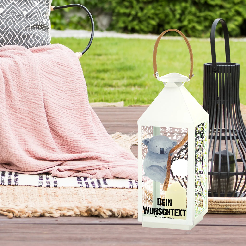Personalisierte Deko Laterne Koalabär Teelichthalter Laterne Mit Wunschname, Kerzenlaterne Mit Namensdruck, Laterne Mit Griff Und Wunschname, Pastellfarbene Laterne Mit Namensdruck, Deko Laterne Mit Namen, Glaslaterne Mit Wunschname, Wetterfeste Laterne Mit Wunschname, Stellbare Laterne Mit Namen, Laternen-Set Personalisiert, Romantische Laterne Mit Wunschname, Motivlaterne Mit Namensgravur, Hängelaterne Deko Mit Namen, Spiegelglas-Laterne Mit Namensdruck, Terrasse-Laterne Mit Wunschnamen, Moderne Laterne Mit Namen, Hängelaterne Mit Namensgravur, Vintage-Laterne Personalisiert, Beleuchtete Laterne Mit Namen, Holzlaterne Mit Namensdruck, Personalisierte Deko Laterne, Laternenwindlicht Mit Namen, Maritim-Laterne Mit Wunschname, Skandinavische Laterne Mit Namen, Laterne Mit Sternenmuster Und Namen, Landhausstil-Laterne Mit Namen, Weiße Laterne Mit Wunschname, Innenraum-Laterne Mit Namen, Laterne Deko Mit Namen, LED-Laterne Mit Namensgravur, Klassische Laterne Mit Namensgravur, Tischlaterne Mit Wunschname, Metalllaterne Mit Namen, Windlichtlaterne Mit Namensgravur, Laterne Mit Blumenmotiv Und Wunschname, Rustikale Laterne Mit Namensgravur, Lichterlaterne Mit Wunschname, Kleine Laterne Mit Namensdruck, Shabby-Chic-Laterne Mit Wunschname, Dekolaterne Mit Wunschname, Orientalische Laterne Mit Namensdruck, Gartenlaterne Personalisiert, Lichterkettenlaterne Mit Namen, Outdoor-Laterne Mit Wunschname, XXL-Laterne Mit Wunschname, Minimalistische Laterne Mit Namen, Tiermotive, Gute Laune, lustige Sprüche, Tiere, Traum, Koala, Bär, Koalabär, schlafen, träumen, Schlafzimmer, Traumland