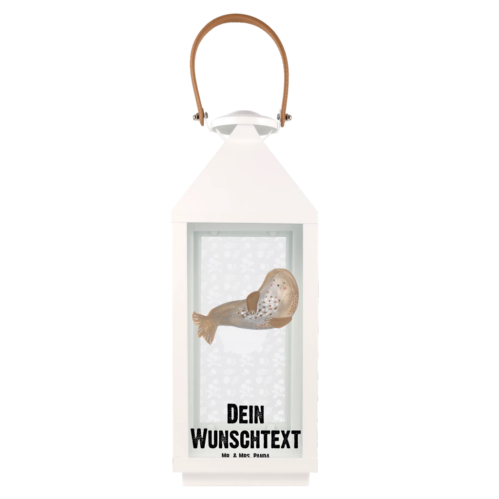 Personalisierte Deko Laterne Robbe lachend Motivlaterne Mit Namensgravur, Holzlaterne Mit Namensdruck, Deko Laterne, Rustikale Laterne Mit Namensgravur, Windlichtlaterne Mit Namensgravur, Kleine Laterne Mit Namensdruck, Dekolaterne Mit Wunschname, Outdoor-Laterne Mit Wunschname, Personalisierte Deko Laterne, Laternen-Set Personalisiert, Deko Laterne Mit Namen, Lichterlaterne Mit Wunschname, Skandinavische Laterne Mit Namen, Klassische Laterne Mit Namensgravur, Moderne Laterne Mit Namen, Spiegelglas-Laterne Mit Namensdruck, XXL-Laterne Mit Wunschname, Weiße Laterne Mit Wunschname, Romantische Laterne Mit Wunschname, Windlicht, Shabby-Chic-Laterne Mit Wunschname, Innenraum-Laterne Mit Namen, Terrasse-Laterne Mit Wunschnamen, Tischlaterne Mit Wunschname, Hängelaterne Mit Namensgravur, Hängeleuchte, Pastellfarbene Laterne Mit Namensdruck, Glaslaterne Mit Wunschname, Laterne Deko Mit Namen, Laternenwindlicht Mit Namen, Hängelaterne Deko Mit Namen, Metall Laterne, Metalllaterne Mit Namen, Gartenlaterne Personalisiert, Teelichthalter Laterne Mit Wunschname, Lichterkettenlaterne Mit Namen, Orientalische Laterne Mit Namensdruck, Leuchten, Minimalistische Laterne Mit Namen, Landhausstil-Laterne Mit Namen, Laterne Mit Blumenmotiv Und Wunschname, Stellbare Laterne Mit Namen, Laterne Mit Sternenmuster Und Namen, Wetterfeste Laterne Mit Wunschname, Laterne Mit Griff Und Wunschname, Maritim-Laterne Mit Wunschname, Vintage-Laterne Personalisiert, Beleuchtete Laterne Mit Namen, LED-Laterne Mit Namensgravur, Kerzenlaterne Mit Namensdruck, Lustige Sprüche, Tiere, Tiermotive, Gute Laune, Ostsee, Robbe, Nordsee, Seehund, Strand, Meerestier, Robben