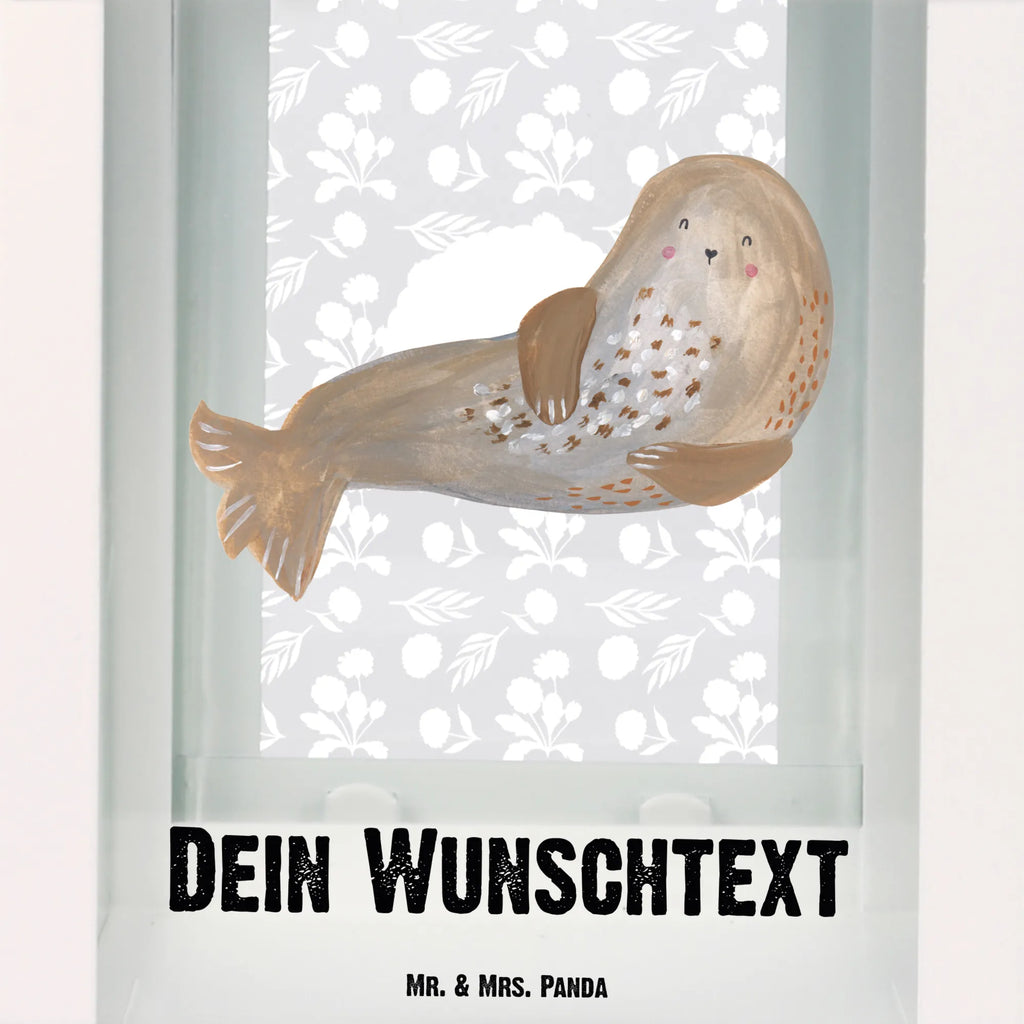 Personalisierte Deko Laterne Robbe lachend Motivlaterne Mit Namensgravur, Holzlaterne Mit Namensdruck, Deko Laterne, Rustikale Laterne Mit Namensgravur, Windlichtlaterne Mit Namensgravur, Kleine Laterne Mit Namensdruck, Dekolaterne Mit Wunschname, Outdoor-Laterne Mit Wunschname, Personalisierte Deko Laterne, Laternen-Set Personalisiert, Deko Laterne Mit Namen, Lichterlaterne Mit Wunschname, Skandinavische Laterne Mit Namen, Klassische Laterne Mit Namensgravur, Moderne Laterne Mit Namen, Spiegelglas-Laterne Mit Namensdruck, XXL-Laterne Mit Wunschname, Weiße Laterne Mit Wunschname, Romantische Laterne Mit Wunschname, Windlicht, Shabby-Chic-Laterne Mit Wunschname, Innenraum-Laterne Mit Namen, Terrasse-Laterne Mit Wunschnamen, Tischlaterne Mit Wunschname, Hängelaterne Mit Namensgravur, Hängeleuchte, Pastellfarbene Laterne Mit Namensdruck, Glaslaterne Mit Wunschname, Laterne Deko Mit Namen, Laternenwindlicht Mit Namen, Hängelaterne Deko Mit Namen, Metall Laterne, Metalllaterne Mit Namen, Gartenlaterne Personalisiert, Teelichthalter Laterne Mit Wunschname, Lichterkettenlaterne Mit Namen, Orientalische Laterne Mit Namensdruck, Leuchten, Minimalistische Laterne Mit Namen, Landhausstil-Laterne Mit Namen, Laterne Mit Blumenmotiv Und Wunschname, Stellbare Laterne Mit Namen, Laterne Mit Sternenmuster Und Namen, Wetterfeste Laterne Mit Wunschname, Laterne Mit Griff Und Wunschname, Maritim-Laterne Mit Wunschname, Vintage-Laterne Personalisiert, Beleuchtete Laterne Mit Namen, LED-Laterne Mit Namensgravur, Kerzenlaterne Mit Namensdruck, Lustige Sprüche, Tiere, Tiermotive, Gute Laune, Ostsee, Robbe, Nordsee, Seehund, Strand, Meerestier, Robben