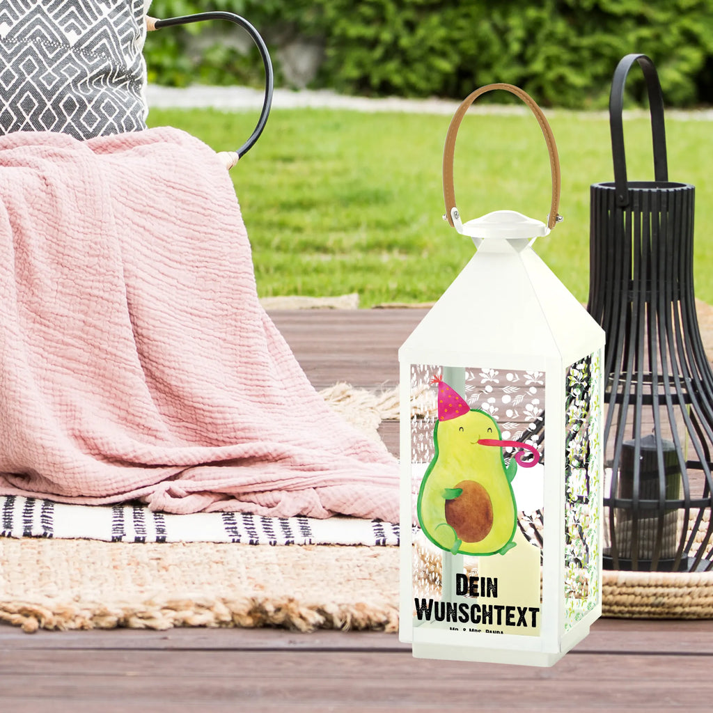 Personalisierte Deko Laterne Avocado Partyhupe Wetterfeste Laterne Mit Wunschname, Kleine Laterne Mit Namensdruck, Maritim-Laterne Mit Wunschname, Laterne Mit Blumenmotiv Und Wunschname, Dekolaterne Mit Wunschname, Motivlaterne Mit Namensgravur, XXL-Laterne Mit Wunschname, Laternen-Set Personalisiert, Hängeleuchte, Shabby-Chic-Laterne Mit Wunschname, Orientalische Laterne Mit Namensdruck, Minimalistische Laterne Mit Namen, Tischlaterne Mit Wunschname, Leuchten, Outdoor-Laterne Mit Wunschname, Beleuchtete Laterne Mit Namen, Lichterlaterne Mit Wunschname, Moderne Laterne Mit Namen, Laterne Mit Griff Und Wunschname, Deko Laterne, Rustikale Laterne Mit Namensgravur, Klassische Laterne Mit Namensgravur, Glaslaterne Mit Wunschname, Hängelaterne Mit Namensgravur, Spiegelglas-Laterne Mit Namensdruck, LED-Laterne Mit Namensgravur, Laterne Deko Mit Namen, Weiße Laterne Mit Wunschname, Windlicht, Holzlaterne Mit Namensdruck, Romantische Laterne Mit Wunschname, Lichterkettenlaterne Mit Namen, Landhausstil-Laterne Mit Namen, Pastellfarbene Laterne Mit Namensdruck, Teelichthalter Laterne Mit Wunschname, Laternenwindlicht Mit Namen, Skandinavische Laterne Mit Namen, Vintage-Laterne Personalisiert, Terrasse-Laterne Mit Wunschnamen, Innenraum-Laterne Mit Namen, Hängelaterne Deko Mit Namen, Personalisierte Deko Laterne, Deko Laterne Mit Namen, Metall Laterne, Stellbare Laterne Mit Namen, Laterne Mit Sternenmuster Und Namen, Kerzenlaterne Mit Namensdruck, Metalllaterne Mit Namen, Gartenlaterne Personalisiert, Windlichtlaterne Mit Namensgravur, Avocado, Veggie, Vegan, Gesund, Party, Fete, Geburtstag, Feier, Gute Laune, Feierlichkeit, Tröte