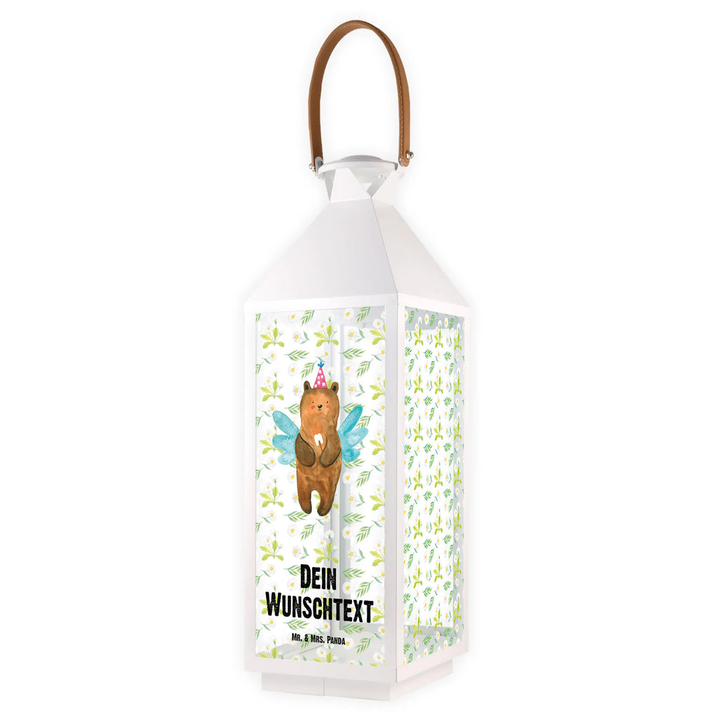 Personalisierte Deko Laterne Zahnfee Bär Moderne Laterne Mit Namen, Romantische Laterne Mit Wunschname, Shabby-Chic-Laterne Mit Wunschname, Teelichthalter Laterne Mit Wunschname, Innenraum-Laterne Mit Namen, Klassische Laterne Mit Namensgravur, Laterne Mit Blumenmotiv Und Wunschname, Hängelaterne Deko Mit Namen, Landhausstil-Laterne Mit Namen, Orientalische Laterne Mit Namensdruck, LED-Laterne Mit Namensgravur, Tischlaterne Mit Wunschname, Gartenlaterne Personalisiert, Hängeleuchte, Windlicht, Lichterlaterne Mit Wunschname, Pastellfarbene Laterne Mit Namensdruck, Weiße Laterne Mit Wunschname, Minimalistische Laterne Mit Namen, Hängelaterne Mit Namensgravur, Motivlaterne Mit Namensgravur, Glaslaterne Mit Wunschname, Outdoor-Laterne Mit Wunschname, Rustikale Laterne Mit Namensgravur, Stellbare Laterne Mit Namen, Laternenwindlicht Mit Namen, Lichterkettenlaterne Mit Namen, Kerzenlaterne Mit Namensdruck, Dekolaterne Mit Wunschname, Beleuchtete Laterne Mit Namen, Maritim-Laterne Mit Wunschname, Kleine Laterne Mit Namensdruck, Holzlaterne Mit Namensdruck, XXL-Laterne Mit Wunschname, Leuchten, Metall Laterne, Metalllaterne Mit Namen, Skandinavische Laterne Mit Namen, Deko Laterne Mit Namen, Vintage-Laterne Personalisiert, Wetterfeste Laterne Mit Wunschname, Laterne Deko Mit Namen, Personalisierte Deko Laterne, Deko Laterne, Laternen-Set Personalisiert, Terrasse-Laterne Mit Wunschnamen, Laterne Mit Sternenmuster Und Namen, Windlichtlaterne Mit Namensgravur, Spiegelglas-Laterne Mit Namensdruck, Laterne Mit Griff Und Wunschname, Teddy, Bär, Teddybär, Erster Zahn, Milchzahn, Zahnfee, Fee
