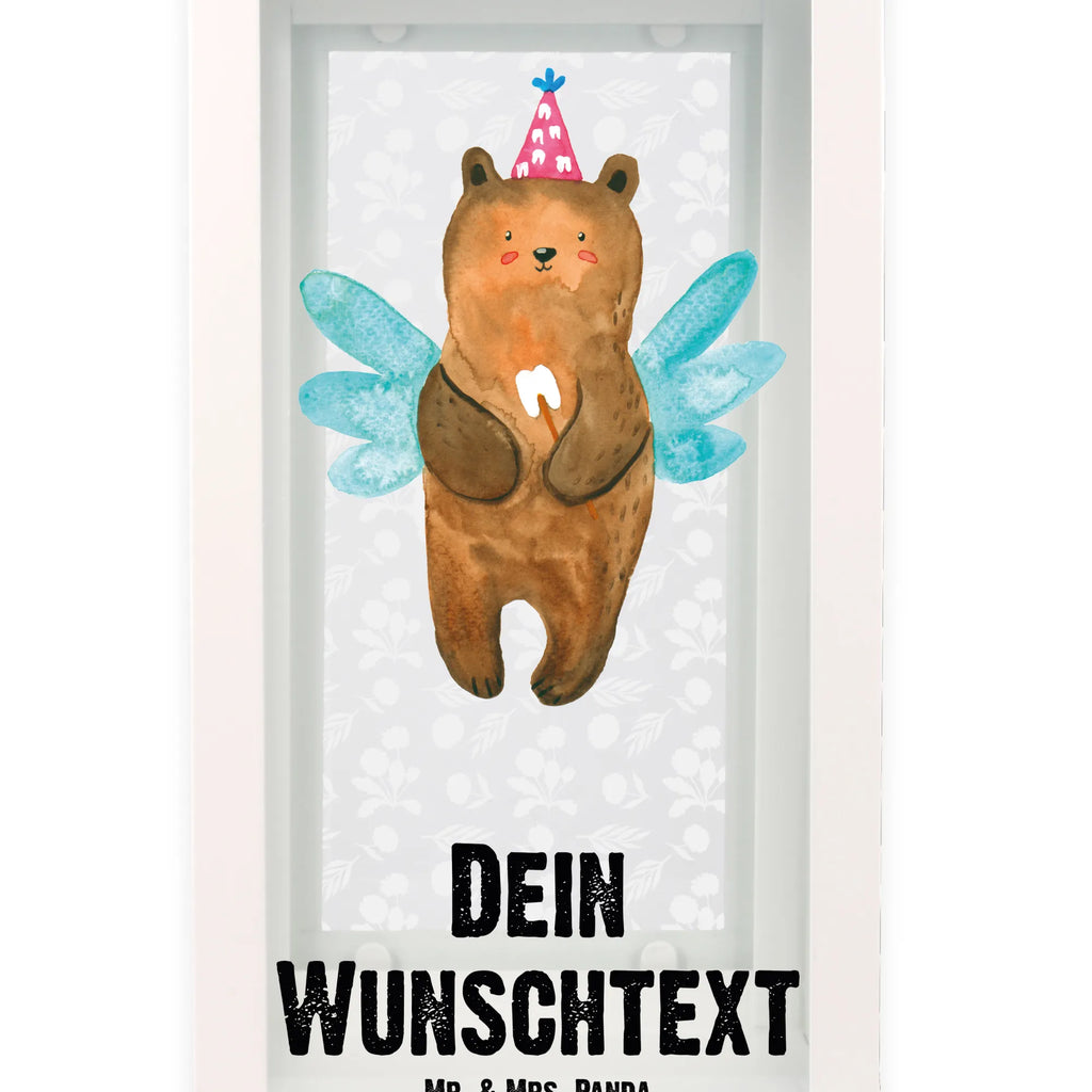 Personalisierte Deko Laterne Zahnfee Bär Moderne Laterne Mit Namen, Romantische Laterne Mit Wunschname, Shabby-Chic-Laterne Mit Wunschname, Teelichthalter Laterne Mit Wunschname, Innenraum-Laterne Mit Namen, Klassische Laterne Mit Namensgravur, Laterne Mit Blumenmotiv Und Wunschname, Hängelaterne Deko Mit Namen, Landhausstil-Laterne Mit Namen, Orientalische Laterne Mit Namensdruck, LED-Laterne Mit Namensgravur, Tischlaterne Mit Wunschname, Gartenlaterne Personalisiert, Hängeleuchte, Windlicht, Lichterlaterne Mit Wunschname, Pastellfarbene Laterne Mit Namensdruck, Weiße Laterne Mit Wunschname, Minimalistische Laterne Mit Namen, Hängelaterne Mit Namensgravur, Motivlaterne Mit Namensgravur, Glaslaterne Mit Wunschname, Outdoor-Laterne Mit Wunschname, Rustikale Laterne Mit Namensgravur, Stellbare Laterne Mit Namen, Laternenwindlicht Mit Namen, Lichterkettenlaterne Mit Namen, Kerzenlaterne Mit Namensdruck, Dekolaterne Mit Wunschname, Beleuchtete Laterne Mit Namen, Maritim-Laterne Mit Wunschname, Kleine Laterne Mit Namensdruck, Holzlaterne Mit Namensdruck, XXL-Laterne Mit Wunschname, Leuchten, Metall Laterne, Metalllaterne Mit Namen, Skandinavische Laterne Mit Namen, Deko Laterne Mit Namen, Vintage-Laterne Personalisiert, Wetterfeste Laterne Mit Wunschname, Laterne Deko Mit Namen, Personalisierte Deko Laterne, Deko Laterne, Laternen-Set Personalisiert, Terrasse-Laterne Mit Wunschnamen, Laterne Mit Sternenmuster Und Namen, Windlichtlaterne Mit Namensgravur, Spiegelglas-Laterne Mit Namensdruck, Laterne Mit Griff Und Wunschname, Teddy, Bär, Teddybär, Erster Zahn, Milchzahn, Zahnfee, Fee