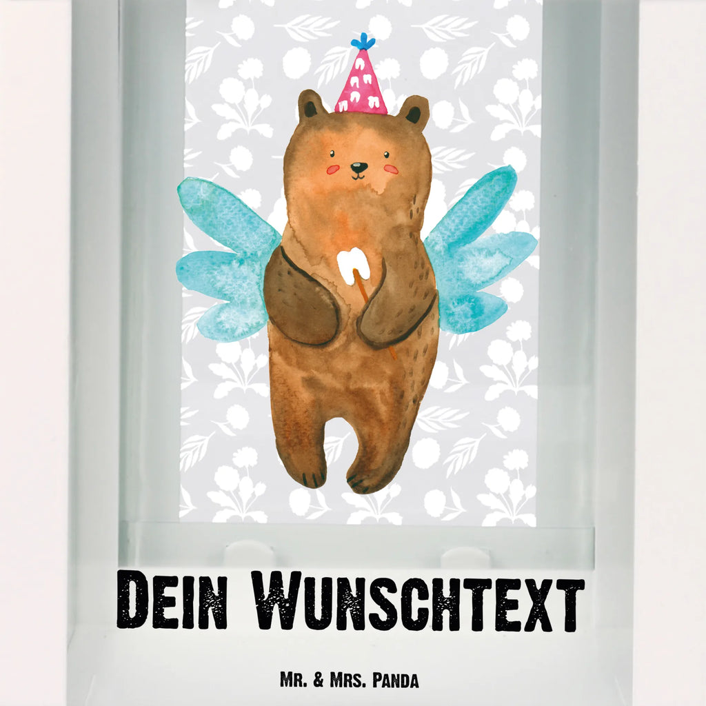Personalisierte Deko Laterne Zahnfee Bär Moderne Laterne Mit Namen, Romantische Laterne Mit Wunschname, Shabby-Chic-Laterne Mit Wunschname, Teelichthalter Laterne Mit Wunschname, Innenraum-Laterne Mit Namen, Klassische Laterne Mit Namensgravur, Laterne Mit Blumenmotiv Und Wunschname, Hängelaterne Deko Mit Namen, Landhausstil-Laterne Mit Namen, Orientalische Laterne Mit Namensdruck, LED-Laterne Mit Namensgravur, Tischlaterne Mit Wunschname, Gartenlaterne Personalisiert, Hängeleuchte, Windlicht, Lichterlaterne Mit Wunschname, Pastellfarbene Laterne Mit Namensdruck, Weiße Laterne Mit Wunschname, Minimalistische Laterne Mit Namen, Hängelaterne Mit Namensgravur, Motivlaterne Mit Namensgravur, Glaslaterne Mit Wunschname, Outdoor-Laterne Mit Wunschname, Rustikale Laterne Mit Namensgravur, Stellbare Laterne Mit Namen, Laternenwindlicht Mit Namen, Lichterkettenlaterne Mit Namen, Kerzenlaterne Mit Namensdruck, Dekolaterne Mit Wunschname, Beleuchtete Laterne Mit Namen, Maritim-Laterne Mit Wunschname, Kleine Laterne Mit Namensdruck, Holzlaterne Mit Namensdruck, XXL-Laterne Mit Wunschname, Leuchten, Metall Laterne, Metalllaterne Mit Namen, Skandinavische Laterne Mit Namen, Deko Laterne Mit Namen, Vintage-Laterne Personalisiert, Wetterfeste Laterne Mit Wunschname, Laterne Deko Mit Namen, Personalisierte Deko Laterne, Deko Laterne, Laternen-Set Personalisiert, Terrasse-Laterne Mit Wunschnamen, Laterne Mit Sternenmuster Und Namen, Windlichtlaterne Mit Namensgravur, Spiegelglas-Laterne Mit Namensdruck, Laterne Mit Griff Und Wunschname, Teddy, Bär, Teddybär, Erster Zahn, Milchzahn, Zahnfee, Fee
