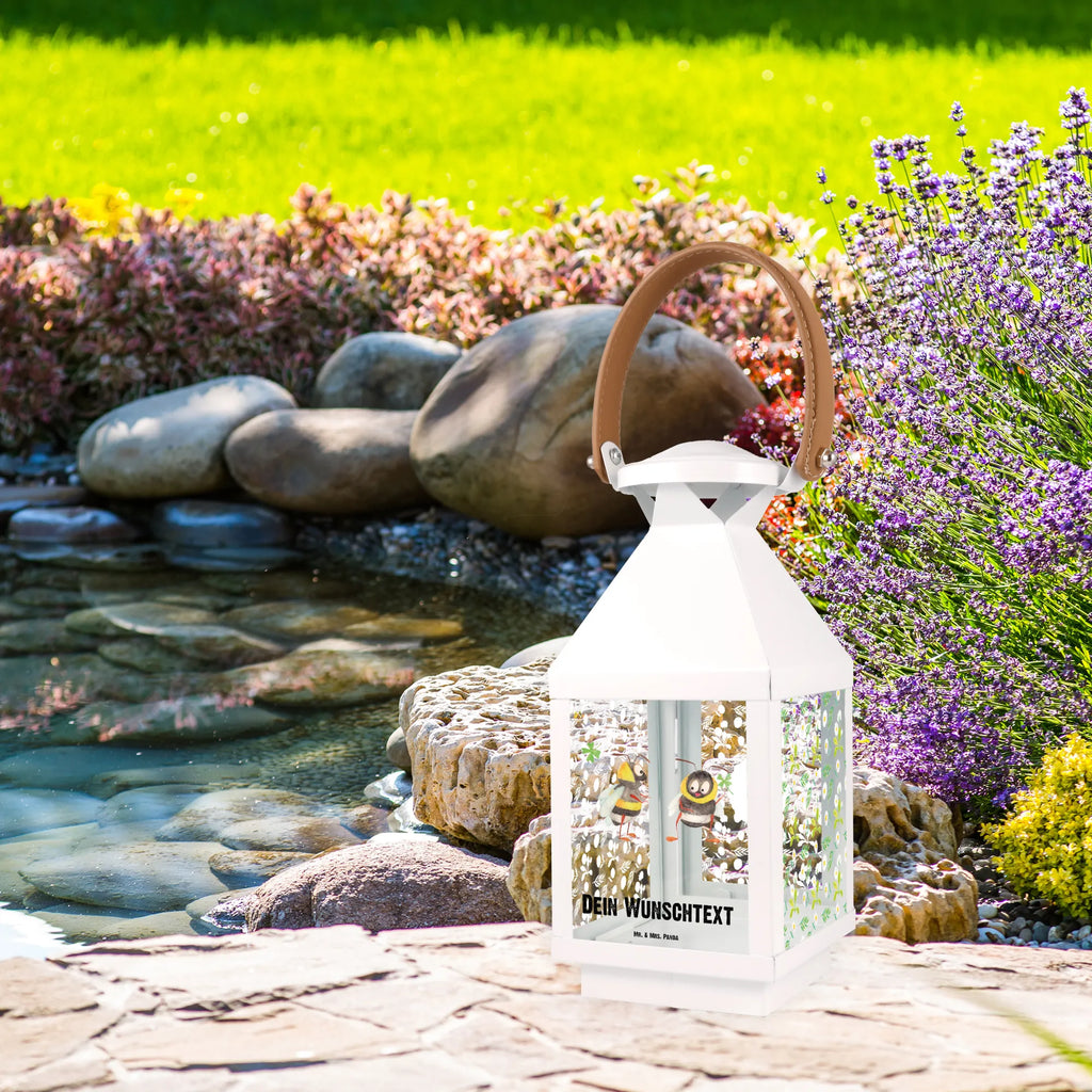 Personalisierte Deko Laterne Hummeln mit Kleeblatt Hängelaterne Deko Mit Namen, Weiße Laterne Mit Wunschname, Leuchten, Gartenlaterne Personalisiert, Tischlaterne Mit Wunschname, XXL-Laterne Mit Wunschname, Lichterlaterne Mit Wunschname, Terrasse-Laterne Mit Wunschnamen, Kerzenlaterne Mit Namensdruck, Teelichthalter Laterne Mit Wunschname, Lichterkettenlaterne Mit Namen, Orientalische Laterne Mit Namensdruck, Windlicht, Innenraum-Laterne Mit Namen, Hängeleuchte, Rustikale Laterne Mit Namensgravur, LED-Laterne Mit Namensgravur, Dekolaterne Mit Wunschname, Moderne Laterne Mit Namen, Klassische Laterne Mit Namensgravur, Metalllaterne Mit Namen, Pastellfarbene Laterne Mit Namensdruck, Shabby-Chic-Laterne Mit Wunschname, Glaslaterne Mit Wunschname, Windlichtlaterne Mit Namensgravur, Hängelaterne Mit Namensgravur, Minimalistische Laterne Mit Namen, Deko Laterne Mit Namen, Laterne Deko Mit Namen, Stellbare Laterne Mit Namen, Laterne Mit Blumenmotiv Und Wunschname, Landhausstil-Laterne Mit Namen, Deko Laterne, Spiegelglas-Laterne Mit Namensdruck, Holzlaterne Mit Namensdruck, Skandinavische Laterne Mit Namen, Romantische Laterne Mit Wunschname, Vintage-Laterne Personalisiert, Kleine Laterne Mit Namensdruck, Laterne Mit Griff Und Wunschname, Maritim-Laterne Mit Wunschname, Motivlaterne Mit Namensgravur, Laternen-Set Personalisiert, Metall Laterne, Laterne Mit Sternenmuster Und Namen, Outdoor-Laterne Mit Wunschname, Beleuchtete Laterne Mit Namen, Wetterfeste Laterne Mit Wunschname, Laternenwindlicht Mit Namen, Personalisierte Deko Laterne, Lustige Sprüche, Tiere, Tiermotive, Gute Laune, Hummel, Biene, Biene Deko, glücklich sein, glücklich Werden, Spruch schön, Spruch Fröhlich, Spruch Positiv