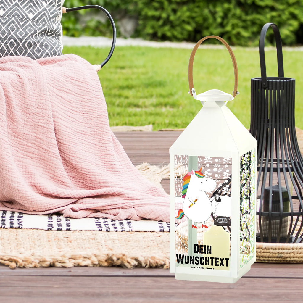 Personalisierte Deko Laterne Einhorn Sekretärin XXL-Laterne Mit Wunschname, Skandinavische Laterne Mit Namen, Laterne Deko Mit Namen, Windlichtlaterne Mit Namensgravur, Lichterkettenlaterne Mit Namen, Romantische Laterne Mit Wunschname, Weiße Laterne Mit Wunschname, LED-Laterne Mit Namensgravur, Kerzenlaterne Mit Namensdruck, Vintage-Laterne Personalisiert, Terrasse-Laterne Mit Wunschnamen, Orientalische Laterne Mit Namensdruck, Kleine Laterne Mit Namensdruck, Laterne Mit Sternenmuster Und Namen, Spiegelglas-Laterne Mit Namensdruck, Laternenwindlicht Mit Namen, Maritim-Laterne Mit Wunschname, Laternen-Set Personalisiert, Laterne Mit Griff Und Wunschname, Moderne Laterne Mit Namen, Pastellfarbene Laterne Mit Namensdruck, Wetterfeste Laterne Mit Wunschname, Outdoor-Laterne Mit Wunschname, Innenraum-Laterne Mit Namen, Beleuchtete Laterne Mit Namen, Personalisierte Deko Laterne, Teelichthalter Laterne Mit Wunschname, Hängelaterne Mit Namensgravur, Tischlaterne Mit Wunschname, Rustikale Laterne Mit Namensgravur, Klassische Laterne Mit Namensgravur, Minimalistische Laterne Mit Namen, Lichterlaterne Mit Wunschname, Glaslaterne Mit Wunschname, Gartenlaterne Personalisiert, Deko Laterne Mit Namen, Stellbare Laterne Mit Namen, Metalllaterne Mit Namen, Motivlaterne Mit Namensgravur, Dekolaterne Mit Wunschname, Hängelaterne Deko Mit Namen, Holzlaterne Mit Namensdruck, Shabby-Chic-Laterne Mit Wunschname, Laterne Mit Blumenmotiv Und Wunschname, Landhausstil-Laterne Mit Namen, Einhorn, Einhörner, Einhorn Deko, Unicorn, Steuerbüro, Bürohilfe, Steuerkanzlei, Rechtsanwaltsgehilfin, Sekretärin, Büro, Bürokraft, Rechtsanwältin