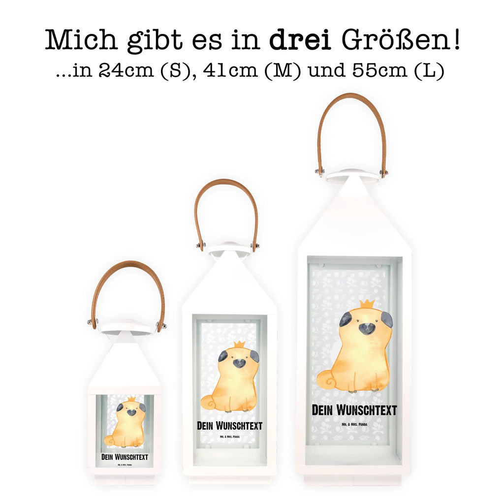 Personalisierte Deko Laterne Mops Krone Pastellfarbene Laterne Mit Namensdruck, Minimalistische Laterne Mit Namen, Spiegelglas-Laterne Mit Namensdruck, Glaslaterne Mit Wunschname, Teelichthalter Laterne Mit Wunschname, Metall Laterne, Wetterfeste Laterne Mit Wunschname, Windlicht, Terrasse-Laterne Mit Wunschnamen, Romantische Laterne Mit Wunschname, XXL-Laterne Mit Wunschname, Deko Laterne, Windlichtlaterne Mit Namensgravur, Laterne Mit Griff Und Wunschname, Motivlaterne Mit Namensgravur, Shabby-Chic-Laterne Mit Wunschname, Tischlaterne Mit Wunschname, Deko Laterne Mit Namen, Weiße Laterne Mit Wunschname, Vintage-Laterne Personalisiert, Holzlaterne Mit Namensdruck, Laterne Deko Mit Namen, Outdoor-Laterne Mit Wunschname, Stellbare Laterne Mit Namen, Skandinavische Laterne Mit Namen, Hängeleuchte, Laterne Mit Sternenmuster Und Namen, Lichterkettenlaterne Mit Namen, Innenraum-Laterne Mit Namen, Moderne Laterne Mit Namen, Dekolaterne Mit Wunschname, Kleine Laterne Mit Namensdruck, Landhausstil-Laterne Mit Namen, Beleuchtete Laterne Mit Namen, Personalisierte Deko Laterne, Hängelaterne Deko Mit Namen, Maritim-Laterne Mit Wunschname, LED-Laterne Mit Namensgravur, Kerzenlaterne Mit Namensdruck, Klassische Laterne Mit Namensgravur, Laterne Mit Blumenmotiv Und Wunschname, Metalllaterne Mit Namen, Orientalische Laterne Mit Namensdruck, Leuchten, Laternen-Set Personalisiert, Lichterlaterne Mit Wunschname, Laternenwindlicht Mit Namen, Rustikale Laterne Mit Namensgravur, Gartenlaterne Personalisiert, Hängelaterne Mit Namensgravur, Sprüche, Hund, Hunderasse, Hundebesitzer, Hundemotiv, Haustier, Tierliebhaber, Lustig, Hausregel, Hundebesitzer. Spruch, Allergisch, Kinderlos, Mops
