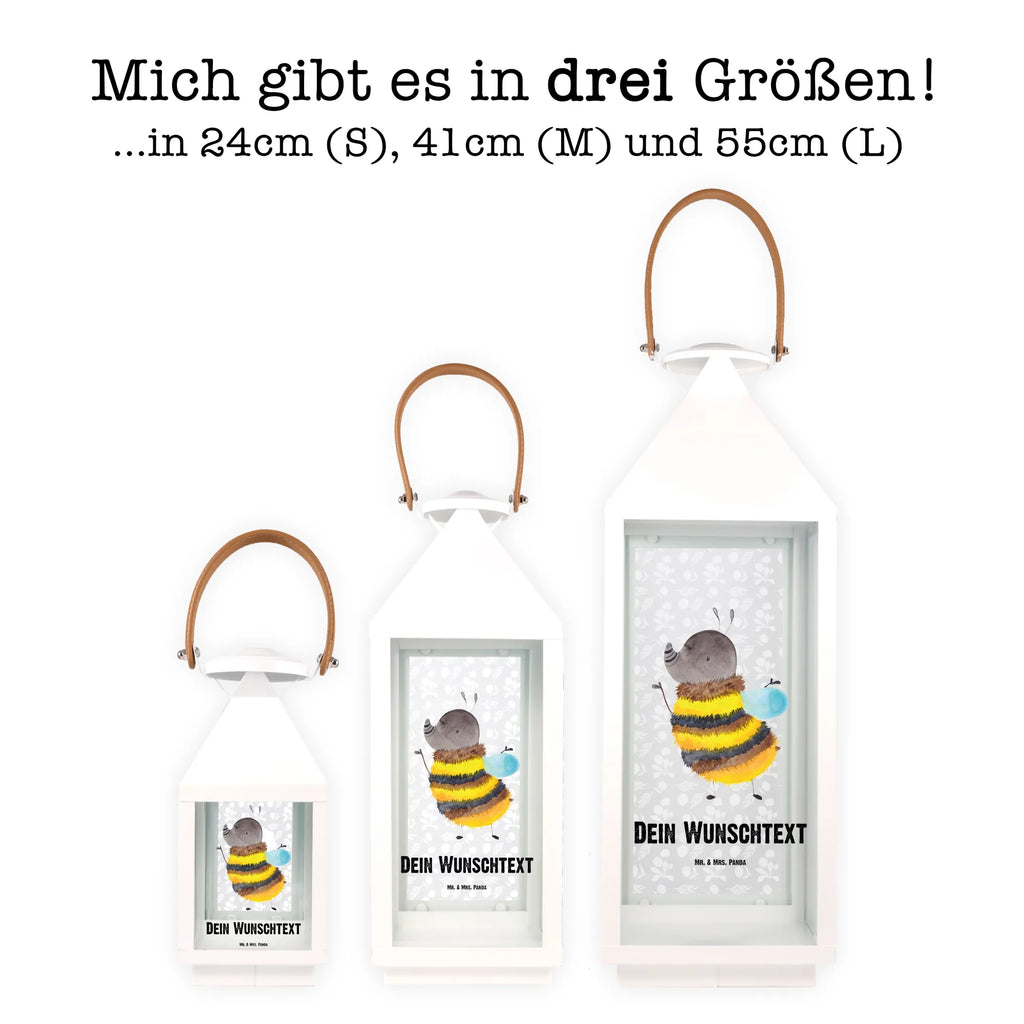 Personalisierte Deko Laterne Hummel flauschig Beleuchtete Laterne Mit Namen, Wetterfeste Laterne Mit Wunschname, Weiße Laterne Mit Wunschname, Laterne Mit Sternenmuster Und Namen, Shabby-Chic-Laterne Mit Wunschname, Maritim-Laterne Mit Wunschname, Spiegelglas-Laterne Mit Namensdruck, Orientalische Laterne Mit Namensdruck, Laterne Mit Blumenmotiv Und Wunschname, Landhausstil-Laterne Mit Namen, Deko Laterne Mit Namen, Kleine Laterne Mit Namensdruck, Teelichthalter Laterne Mit Wunschname, Kerzenlaterne Mit Namensdruck, Rustikale Laterne Mit Namensgravur, Innenraum-Laterne Mit Namen, Lichterkettenlaterne Mit Namen, XXL-Laterne Mit Wunschname, Stellbare Laterne Mit Namen, Motivlaterne Mit Namensgravur, Glaslaterne Mit Wunschname, Laterne Mit Griff Und Wunschname, Terrasse-Laterne Mit Wunschnamen, Hängelaterne Mit Namensgravur, Metalllaterne Mit Namen, LED-Laterne Mit Namensgravur, Gartenlaterne Personalisiert, Romantische Laterne Mit Wunschname, Laternenwindlicht Mit Namen, Klassische Laterne Mit Namensgravur, Windlichtlaterne Mit Namensgravur, Outdoor-Laterne Mit Wunschname, Holzlaterne Mit Namensdruck, Dekolaterne Mit Wunschname, Laternen-Set Personalisiert, Tischlaterne Mit Wunschname, Lichterlaterne Mit Wunschname, Vintage-Laterne Personalisiert, Personalisierte Deko Laterne, Minimalistische Laterne Mit Namen, Laterne Deko Mit Namen, Moderne Laterne Mit Namen, Skandinavische Laterne Mit Namen, Hängelaterne Deko Mit Namen, Pastellfarbene Laterne Mit Namensdruck, Tiermotive, Gute Laune, lustige Sprüche, Tiere, Biene, Hummel, Blume, Flauschig, Natur