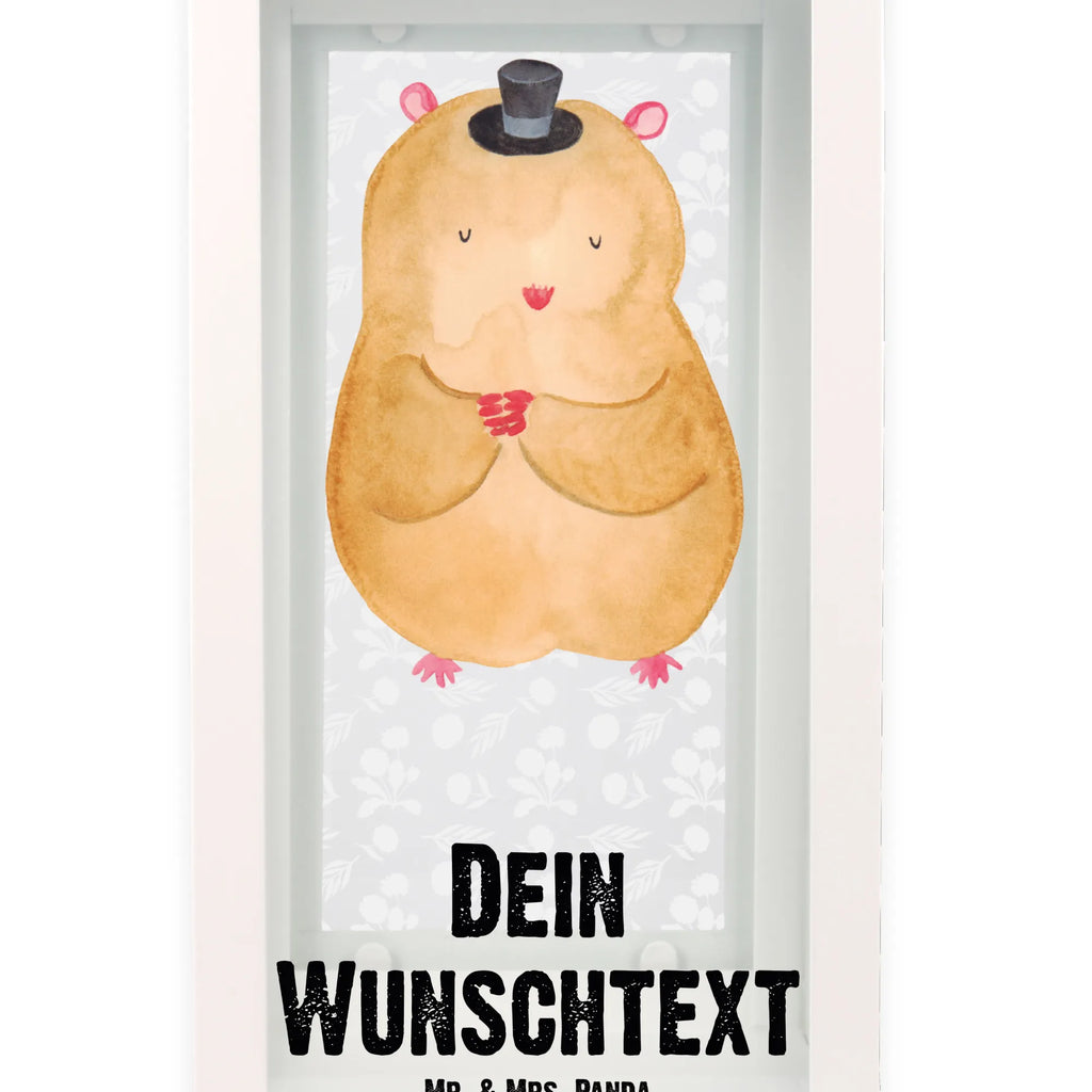 Personalisierte Deko Laterne Hamster mit Hut Motivlaterne Mit Namensgravur, Glaslaterne Mit Wunschname, Klassische Laterne Mit Namensgravur, Windlichtlaterne Mit Namensgravur, Kleine Laterne Mit Namensdruck, Holzlaterne Mit Namensdruck, XXL-Laterne Mit Wunschname, Pastellfarbene Laterne Mit Namensdruck, Laterne Deko Mit Namen, Personalisierte Deko Laterne, Dekolaterne Mit Wunschname, Moderne Laterne Mit Namen, Kerzenlaterne Mit Namensdruck, Stellbare Laterne Mit Namen, LED-Laterne Mit Namensgravur, Laternenwindlicht Mit Namen, Tischlaterne Mit Wunschname, Teelichthalter Laterne Mit Wunschname, Outdoor-Laterne Mit Wunschname, Skandinavische Laterne Mit Namen, Maritim-Laterne Mit Wunschname, Laterne Mit Sternenmuster Und Namen, Terrasse-Laterne Mit Wunschnamen, Weiße Laterne Mit Wunschname, Gartenlaterne Personalisiert, Landhausstil-Laterne Mit Namen, Metalllaterne Mit Namen, Wetterfeste Laterne Mit Wunschname, Minimalistische Laterne Mit Namen, Beleuchtete Laterne Mit Namen, Innenraum-Laterne Mit Namen, Laterne Mit Griff Und Wunschname, Rustikale Laterne Mit Namensgravur, Orientalische Laterne Mit Namensdruck, Hängelaterne Deko Mit Namen, Shabby-Chic-Laterne Mit Wunschname, Laterne Mit Blumenmotiv Und Wunschname, Vintage-Laterne Personalisiert, Romantische Laterne Mit Wunschname, Spiegelglas-Laterne Mit Namensdruck, Lichterkettenlaterne Mit Namen, Laternen-Set Personalisiert, Hängelaterne Mit Namensgravur, Deko Laterne Mit Namen, Lichterlaterne Mit Wunschname, Tiermotive, Gute Laune, lustige Sprüche, Tiere, Zwerghamster, Hut, Magier, Zylinder, Zauberer, Hamster
