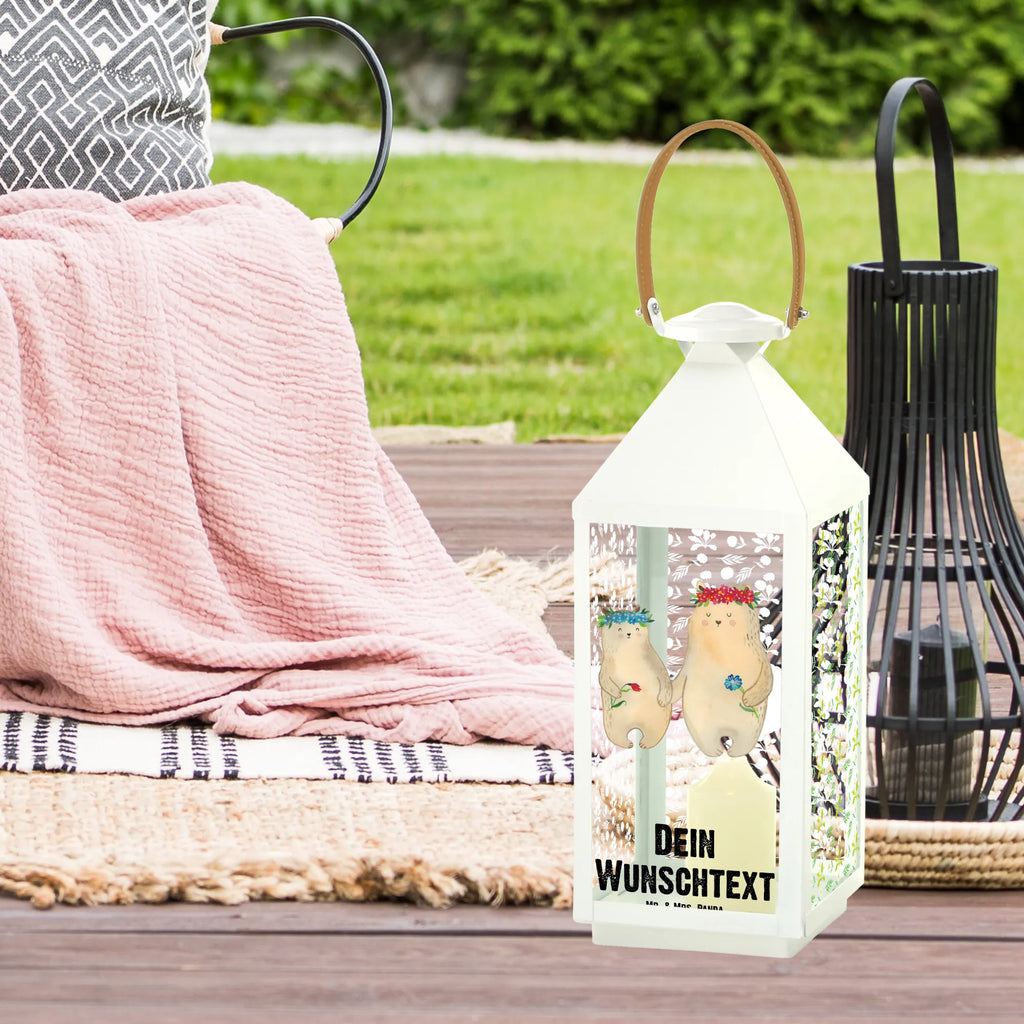Personalisierte Deko Laterne Bären mit Blumenkranz Wetterfeste Laterne Mit Wunschname, Moderne Laterne Mit Namen, Personalisierte Deko Laterne, Hängelaterne Mit Namensgravur, LED-Laterne Mit Namensgravur, Motivlaterne Mit Namensgravur, Outdoor-Laterne Mit Wunschname, Glaslaterne Mit Wunschname, Klassische Laterne Mit Namensgravur, Spiegelglas-Laterne Mit Namensdruck, Metalllaterne Mit Namen, Romantische Laterne Mit Wunschname, Landhausstil-Laterne Mit Namen, Laterne Mit Blumenmotiv Und Wunschname, Teelichthalter Laterne Mit Wunschname, Pastellfarbene Laterne Mit Namensdruck, Weiße Laterne Mit Wunschname, Holzlaterne Mit Namensdruck, Terrasse-Laterne Mit Wunschnamen, Kleine Laterne Mit Namensdruck, Tischlaterne Mit Wunschname, Maritim-Laterne Mit Wunschname, Windlichtlaterne Mit Namensgravur, XXL-Laterne Mit Wunschname, Vintage-Laterne Personalisiert, Laterne Mit Griff Und Wunschname, Kerzenlaterne Mit Namensdruck, Shabby-Chic-Laterne Mit Wunschname, Laternenwindlicht Mit Namen, Laterne Mit Sternenmuster Und Namen, Hängelaterne Deko Mit Namen, Lichterlaterne Mit Wunschname, Lichterkettenlaterne Mit Namen, Laternen-Set Personalisiert, Skandinavische Laterne Mit Namen, Minimalistische Laterne Mit Namen, Orientalische Laterne Mit Namensdruck, Laterne Deko Mit Namen, Beleuchtete Laterne Mit Namen, Deko Laterne Mit Namen, Gartenlaterne Personalisiert, Innenraum-Laterne Mit Namen, Stellbare Laterne Mit Namen, Rustikale Laterne Mit Namensgravur, Dekolaterne Mit Wunschname, Familie, Vatertag, Muttertag, Bruder, Schwester, Mama, Papa, Oma, Opa, Mutti, Geschenk Mama. Muttertag, Kind, Mami, Family, weltbeste Mama, Lieblingsmama, Lieblingsmensch, Bären, Tochter, Vorbild, Töchter, Mutter, Kinder, beste Mutter, Bär
