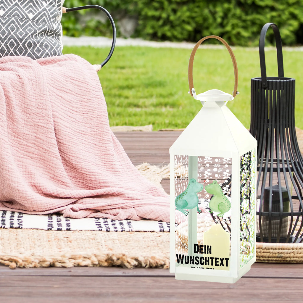Personalisierte Deko Laterne Frosch Liebe Kerzenlaterne Mit Namensdruck, Shabby-Chic-Laterne Mit Wunschname, Rustikale Laterne Mit Namensgravur, Deko Laterne, Gartenlaterne Personalisiert, Motivlaterne Mit Namensgravur, Laternen-Set Personalisiert, Laterne Mit Griff Und Wunschname, XXL-Laterne Mit Wunschname, Landhausstil-Laterne Mit Namen, Metall Laterne, Minimalistische Laterne Mit Namen, Terrasse-Laterne Mit Wunschnamen, Romantische Laterne Mit Wunschname, Hängeleuchte, Laterne Mit Blumenmotiv Und Wunschname, Stellbare Laterne Mit Namen, Windlichtlaterne Mit Namensgravur, Hängelaterne Mit Namensgravur, Spiegelglas-Laterne Mit Namensdruck, Tischlaterne Mit Wunschname, Pastellfarbene Laterne Mit Namensdruck, Outdoor-Laterne Mit Wunschname, Glaslaterne Mit Wunschname, Deko Laterne Mit Namen, Moderne Laterne Mit Namen, Vintage-Laterne Personalisiert, Innenraum-Laterne Mit Namen, Wetterfeste Laterne Mit Wunschname, Laterne Mit Sternenmuster Und Namen, Kleine Laterne Mit Namensdruck, Lichterlaterne Mit Wunschname, Maritim-Laterne Mit Wunschname, Klassische Laterne Mit Namensgravur, Hängelaterne Deko Mit Namen, Skandinavische Laterne Mit Namen, Dekolaterne Mit Wunschname, Weiße Laterne Mit Wunschname, Windlicht, Leuchten, Laternenwindlicht Mit Namen, Beleuchtete Laterne Mit Namen, Holzlaterne Mit Namensdruck, Lichterkettenlaterne Mit Namen, Metalllaterne Mit Namen, Teelichthalter Laterne Mit Wunschname, Laterne Deko Mit Namen, Personalisierte Deko Laterne, Orientalische Laterne Mit Namensdruck, LED-Laterne Mit Namensgravur, Freundin, Freund, Liebe, Liebesgeschenk, Jahrestag, Verlobung, Partner, Ehemann, Ehefrau, Heiraten, Heiratsantrag, Hocheitstag, Geschenk Freund, Geschenk Freundin, Verlobt, Froschkönig, Verliebt, Geschenk Hochzeit, Hochzeitstag, Verheiratet, Frösche, Frosch, Fröschchen, Liebesbeweis