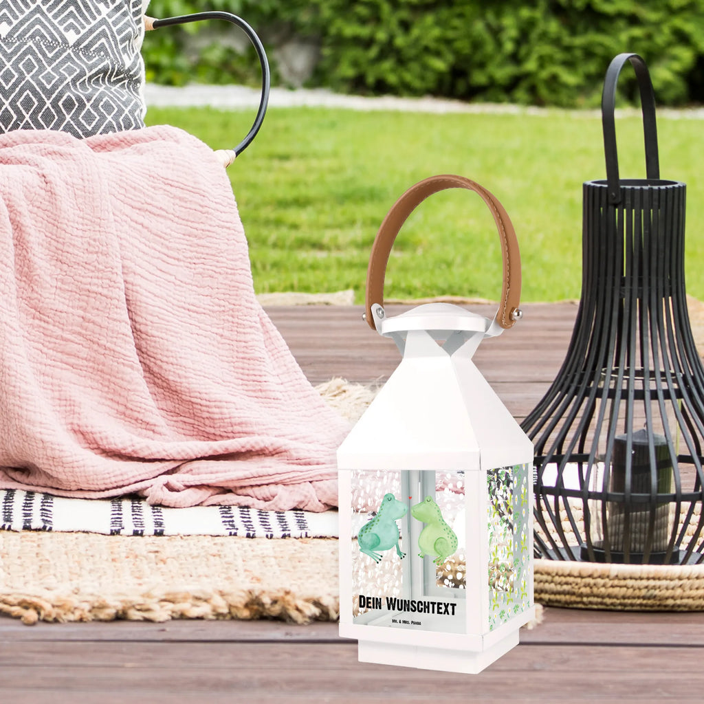 Personalisierte Deko Laterne Frosch Liebe Kerzenlaterne Mit Namensdruck, Shabby-Chic-Laterne Mit Wunschname, Rustikale Laterne Mit Namensgravur, Deko Laterne, Gartenlaterne Personalisiert, Motivlaterne Mit Namensgravur, Laternen-Set Personalisiert, Laterne Mit Griff Und Wunschname, XXL-Laterne Mit Wunschname, Landhausstil-Laterne Mit Namen, Metall Laterne, Minimalistische Laterne Mit Namen, Terrasse-Laterne Mit Wunschnamen, Romantische Laterne Mit Wunschname, Hängeleuchte, Laterne Mit Blumenmotiv Und Wunschname, Stellbare Laterne Mit Namen, Windlichtlaterne Mit Namensgravur, Hängelaterne Mit Namensgravur, Spiegelglas-Laterne Mit Namensdruck, Tischlaterne Mit Wunschname, Pastellfarbene Laterne Mit Namensdruck, Outdoor-Laterne Mit Wunschname, Glaslaterne Mit Wunschname, Deko Laterne Mit Namen, Moderne Laterne Mit Namen, Vintage-Laterne Personalisiert, Innenraum-Laterne Mit Namen, Wetterfeste Laterne Mit Wunschname, Laterne Mit Sternenmuster Und Namen, Kleine Laterne Mit Namensdruck, Lichterlaterne Mit Wunschname, Maritim-Laterne Mit Wunschname, Klassische Laterne Mit Namensgravur, Hängelaterne Deko Mit Namen, Skandinavische Laterne Mit Namen, Dekolaterne Mit Wunschname, Weiße Laterne Mit Wunschname, Windlicht, Leuchten, Laternenwindlicht Mit Namen, Beleuchtete Laterne Mit Namen, Holzlaterne Mit Namensdruck, Lichterkettenlaterne Mit Namen, Metalllaterne Mit Namen, Teelichthalter Laterne Mit Wunschname, Laterne Deko Mit Namen, Personalisierte Deko Laterne, Orientalische Laterne Mit Namensdruck, LED-Laterne Mit Namensgravur, Freundin, Freund, Liebe, Liebesgeschenk, Jahrestag, Verlobung, Partner, Ehemann, Ehefrau, Heiraten, Heiratsantrag, Hocheitstag, Geschenk Freund, Geschenk Freundin, Verlobt, Froschkönig, Verliebt, Geschenk Hochzeit, Hochzeitstag, Verheiratet, Frösche, Frosch, Fröschchen, Liebesbeweis