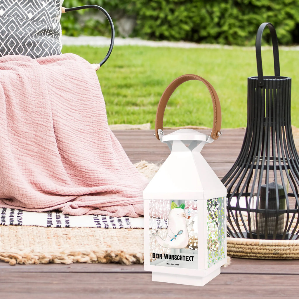 Personalisierte Deko Laterne Robbe Sherlock Personalisierte Deko Laterne, Lichterkettenlaterne Mit Namen, Kleine Laterne Mit Namensdruck, Deko Laterne Mit Namen, Holzlaterne Mit Namensdruck, Motivlaterne Mit Namensgravur, Laternen-Set Personalisiert, Windlichtlaterne Mit Namensgravur, Gartenlaterne Personalisiert, Hängeleuchte, Moderne Laterne Mit Namen, Leuchten, Hängelaterne Deko Mit Namen, Vintage-Laterne Personalisiert, Shabby-Chic-Laterne Mit Wunschname, Glaslaterne Mit Wunschname, Laterne Deko Mit Namen, Pastellfarbene Laterne Mit Namensdruck, Laterne Mit Griff Und Wunschname, Wetterfeste Laterne Mit Wunschname, Dekolaterne Mit Wunschname, Romantische Laterne Mit Wunschname, Beleuchtete Laterne Mit Namen, Laterne Mit Sternenmuster Und Namen, Landhausstil-Laterne Mit Namen, Terrasse-Laterne Mit Wunschnamen, Metalllaterne Mit Namen, Kerzenlaterne Mit Namensdruck, Deko Laterne, Rustikale Laterne Mit Namensgravur, Klassische Laterne Mit Namensgravur, Teelichthalter Laterne Mit Wunschname, Tischlaterne Mit Wunschname, Windlicht, Skandinavische Laterne Mit Namen, Outdoor-Laterne Mit Wunschname, XXL-Laterne Mit Wunschname, Stellbare Laterne Mit Namen, LED-Laterne Mit Namensgravur, Metall Laterne, Lichterlaterne Mit Wunschname, Laterne Mit Blumenmotiv Und Wunschname, Hängelaterne Mit Namensgravur, Innenraum-Laterne Mit Namen, Maritim-Laterne Mit Wunschname, Minimalistische Laterne Mit Namen, Weiße Laterne Mit Wunschname, Laternenwindlicht Mit Namen, Spiegelglas-Laterne Mit Namensdruck, Orientalische Laterne Mit Namensdruck, Lustige Sprüche, Tiere, Tiermotive, Gute Laune