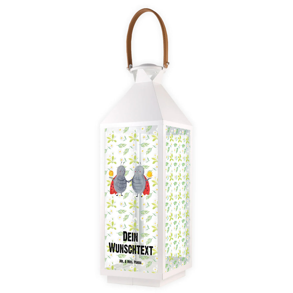 Personalisierte Deko Laterne Sternzeichen Zwilling Outdoor-Laterne Mit Wunschname, Kleine Laterne Mit Namensdruck, Minimalistische Laterne Mit Namen, Pastellfarbene Laterne Mit Namensdruck, Laterne Mit Sternenmuster Und Namen, Weiße Laterne Mit Wunschname, Deko Laterne Mit Namen, Gartenlaterne Personalisiert, XXL-Laterne Mit Wunschname, Tischlaterne Mit Wunschname, Windlicht, Beleuchtete Laterne Mit Namen, Dekolaterne Mit Wunschname, Metalllaterne Mit Namen, Glaslaterne Mit Wunschname, Landhausstil-Laterne Mit Namen, Hängelaterne Mit Namensgravur, Laternen-Set Personalisiert, LED-Laterne Mit Namensgravur, Laterne Mit Blumenmotiv Und Wunschname, Klassische Laterne Mit Namensgravur, Personalisierte Deko Laterne, Rustikale Laterne Mit Namensgravur, Laternenwindlicht Mit Namen, Innenraum-Laterne Mit Namen, Shabby-Chic-Laterne Mit Wunschname, Spiegelglas-Laterne Mit Namensdruck, Laterne Mit Griff Und Wunschname, Windlichtlaterne Mit Namensgravur, Teelichthalter Laterne Mit Wunschname, Lichterlaterne Mit Wunschname, Terrasse-Laterne Mit Wunschnamen, Kerzenlaterne Mit Namensdruck, Romantische Laterne Mit Wunschname, Skandinavische Laterne Mit Namen, Hängeleuchte, Laterne Deko Mit Namen, Metall Laterne, Maritim-Laterne Mit Wunschname, Vintage-Laterne Personalisiert, Hängelaterne Deko Mit Namen, Motivlaterne Mit Namensgravur, Lichterkettenlaterne Mit Namen, Moderne Laterne Mit Namen, Orientalische Laterne Mit Namensdruck, Deko Laterne, Wetterfeste Laterne Mit Wunschname, Holzlaterne Mit Namensdruck, Stellbare Laterne Mit Namen, Leuchten, Sternzeichen, Tierkreiszeichen, Horoskop, Astrologie, Aszendent, Zwillingsbruder, Zwilling Sternzeichen, Geburtstag Mai, Zwilling Geschenk, Zwillinge, Geschenk Juni, Glückskäfer, Geschenk Mai, Zwillingsschwester, Marienkäfer