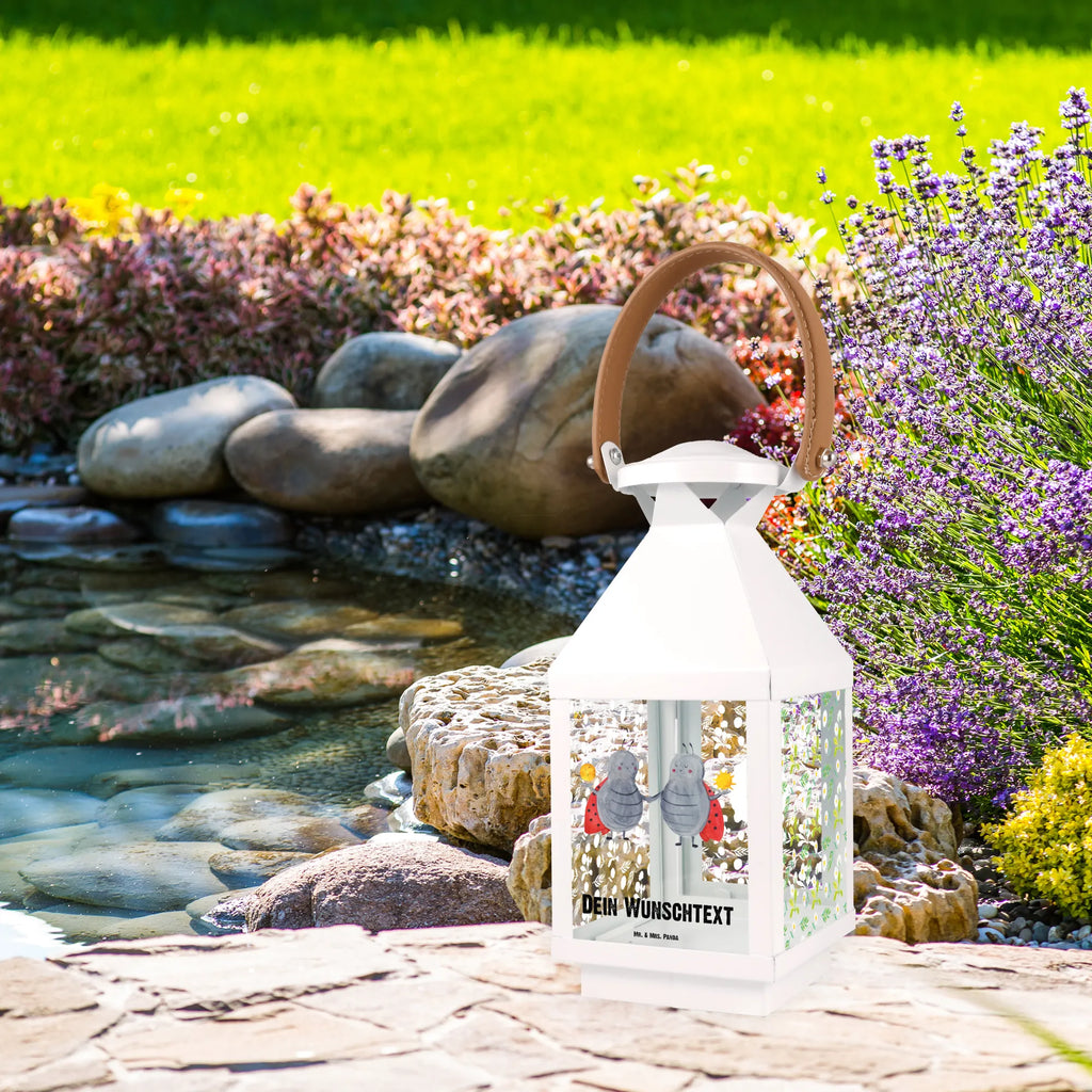 Personalisierte Deko Laterne Sternzeichen Zwilling Outdoor-Laterne Mit Wunschname, Kleine Laterne Mit Namensdruck, Minimalistische Laterne Mit Namen, Pastellfarbene Laterne Mit Namensdruck, Laterne Mit Sternenmuster Und Namen, Weiße Laterne Mit Wunschname, Deko Laterne Mit Namen, Gartenlaterne Personalisiert, XXL-Laterne Mit Wunschname, Tischlaterne Mit Wunschname, Windlicht, Beleuchtete Laterne Mit Namen, Dekolaterne Mit Wunschname, Metalllaterne Mit Namen, Glaslaterne Mit Wunschname, Landhausstil-Laterne Mit Namen, Hängelaterne Mit Namensgravur, Laternen-Set Personalisiert, LED-Laterne Mit Namensgravur, Laterne Mit Blumenmotiv Und Wunschname, Klassische Laterne Mit Namensgravur, Personalisierte Deko Laterne, Rustikale Laterne Mit Namensgravur, Laternenwindlicht Mit Namen, Innenraum-Laterne Mit Namen, Shabby-Chic-Laterne Mit Wunschname, Spiegelglas-Laterne Mit Namensdruck, Laterne Mit Griff Und Wunschname, Windlichtlaterne Mit Namensgravur, Teelichthalter Laterne Mit Wunschname, Lichterlaterne Mit Wunschname, Terrasse-Laterne Mit Wunschnamen, Kerzenlaterne Mit Namensdruck, Romantische Laterne Mit Wunschname, Skandinavische Laterne Mit Namen, Hängeleuchte, Laterne Deko Mit Namen, Metall Laterne, Maritim-Laterne Mit Wunschname, Vintage-Laterne Personalisiert, Hängelaterne Deko Mit Namen, Motivlaterne Mit Namensgravur, Lichterkettenlaterne Mit Namen, Moderne Laterne Mit Namen, Orientalische Laterne Mit Namensdruck, Deko Laterne, Wetterfeste Laterne Mit Wunschname, Holzlaterne Mit Namensdruck, Stellbare Laterne Mit Namen, Leuchten, Sternzeichen, Tierkreiszeichen, Horoskop, Astrologie, Aszendent, Zwillingsbruder, Zwilling Sternzeichen, Geburtstag Mai, Zwilling Geschenk, Zwillinge, Geschenk Juni, Glückskäfer, Geschenk Mai, Zwillingsschwester, Marienkäfer
