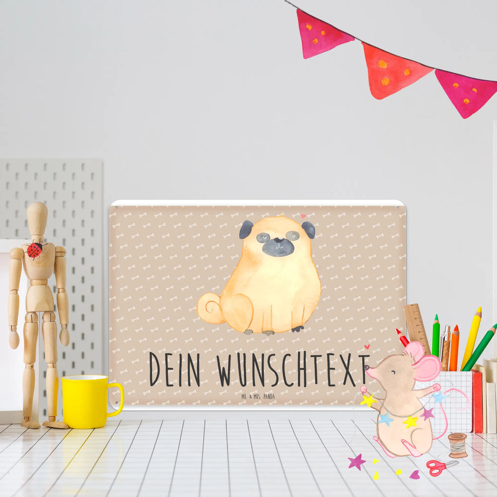 Personalisiertes Blechschild Mops Geschenk Blechschild Mit Text, Blechschild Handgemacht Mit Namen, Blechschild Mit Wunschtext, Spruchschild Metall Personalisiert, Personalisierbares Blechschild, Türschild Mit Namen, Blechschild Für Wohnzimmer Mit Namen, Retro Blechschild Mit Namen, Metallschild Mit Namen, Blechschild Für Balkon Mit Wunschtext, Blechschild Personalisiert, Blechschild Für Garten Mit Text, Blechschild Mit Spruch Und Namen, Nostalgieschild Mit Wunschtext, Vintage Blechschild Mit Wunschtext, Design Blechschild Mit Wunschtext, Wanddeko Blechschild Personalisiert, Blechschild Für Küche Mit Wunschtext, Großes Blechschild Personalisiert, Blechschild Für Frauen Mit Namen, Blechschild Zum Hinstellen Mit Wunschtext, Wandschild Metall Personalisiert, Blechschild Zum Aufhängen Mit Text, Lustiges Blechschild Mit Namen, Blechschild Für Freunde Mit Text, Blechschild Für Männer Mit Wunschtext, Metallschild Mit Wunschtext, Kleines Blechschild Mit Namen, Dekoschild Metall Mit Gravur, Blechschild Mit Namen, Hunderasse, Hundebesitzer, Tierliebhaber, Hund, Sprüche, Haustier, Hundemotiv, Mops, Hundeliebe, Liebe