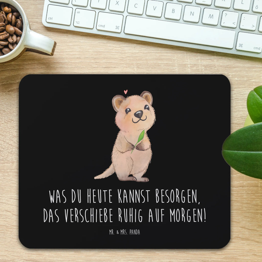 Mouse mat Quokka Happy Mausunterlage, Designer Mauspad, Mauspad Büro, Einzigartiges Mauspad, PC Zubehör, Computer zubehör, Arbeitszimmer, Büroausstattung, Mousepad, Mauspad, Tiermotive, Gute Laune, lustige Sprüche, Tiere, Aufschieberitis, Niedliches Tier, Dinge erledigen, Verschieben, Quokka, Lustiger Spruch