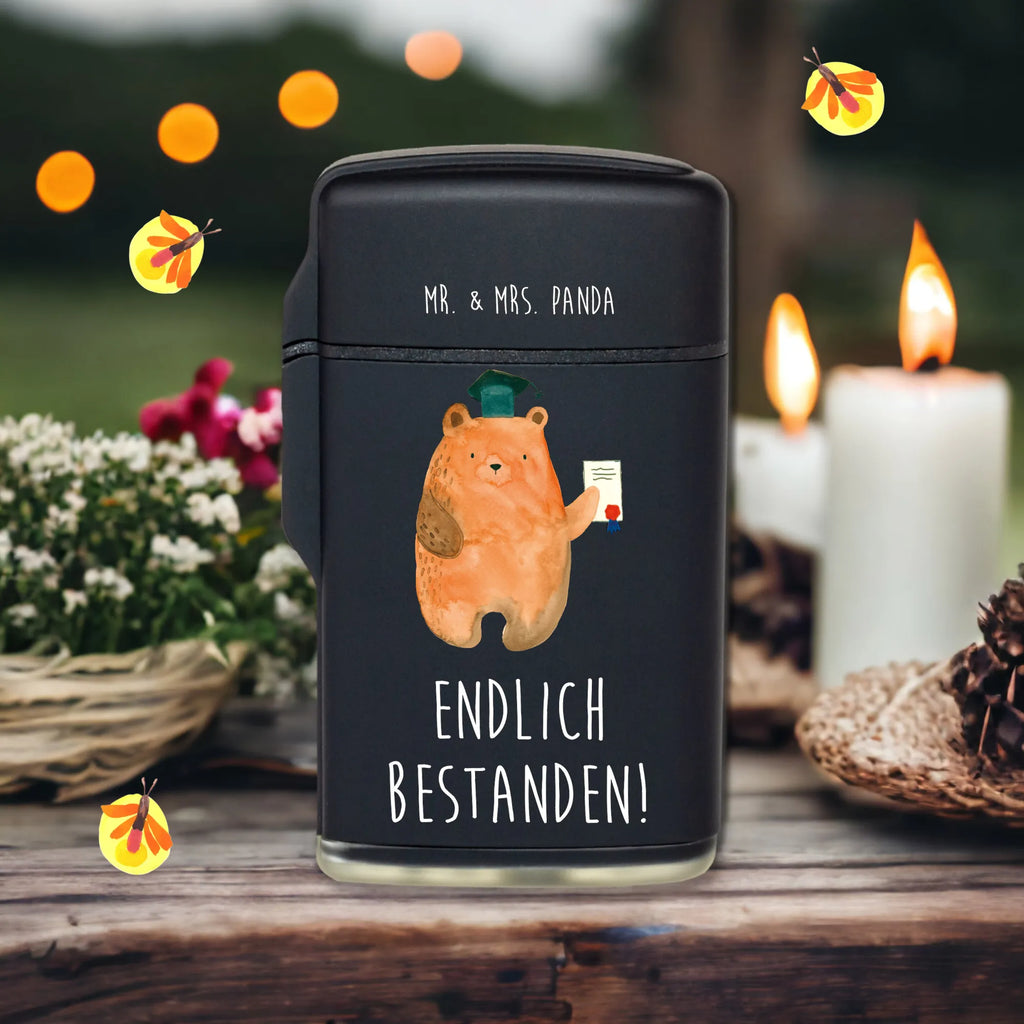Feuerzeug Prüfungsbär sturmfeuerzeug, gas anzünder, sturmfeuerzeuge, anzünder, zündgerät, zigarettenanzünder, Feuerzeuge, Gasfeuerzeug, gasfeuerzeuge, Feuerzeug, Teddy, Bär, Teddybär, Zeugnis, Prüfung Bestanden, Abschlusszeugnis, Abschluss, Prüfungen, Abitur