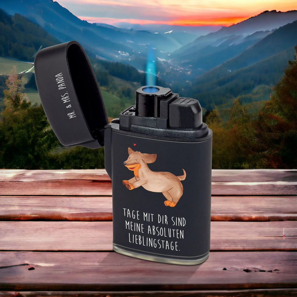 Feuerzeug Hund Dackel fröhlich zündgerät, sturmfeuerzeuge, Gasfeuerzeug, Feuerzeuge, anzünder, gasfeuerzeuge, zigarettenanzünder, Feuerzeug, sturmfeuerzeug, gas anzünder, Sprüche, Hund, Hunderasse, Hundebesitzer, Hundemotiv, Haustier, Tierliebhaber, Hunde, Happy Dog, Dackel, Dachshund