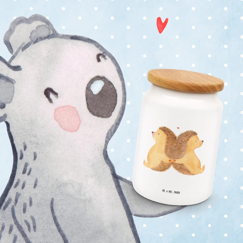 Vorratsdose Igel händchenhaltend Frischhaltedose, Aufbewahrungsdose Mit Deckel, Vorratsdosen, müslidose, keramikdose, Vorratsdose, Aufbewahrungsdosen, keksdosen, Vorratsbehälter, Vorratsdose Mit Deckel, Dose, leckerlidose, Frischhaltedosen, Aufbewahrungsdose, Lebensmittelbehälter, zuckerdose, tee behälter, leckerlidosen, Vorratsglas, aufbewahrungsbehälter, Frischhaltedose Mit Deckel, Teedose, gebäckdose, Keksdose, bonbondose, Kaffeedose, Freundin, Freund, Liebe, Liebesgeschenk, Jahrestag, Verlobung, Partner, Ehemann, Ehefrau, Heiraten, Heiratsantrag, Hocheitstag, Große Liebe, Liebesbotschaft, Geschenk für Zwei, Igel, Love, Igelliebe, Hochzeit, Lieblingsmensch, Gemeinsamkeit, Hand in Hand, Liebesbeweis