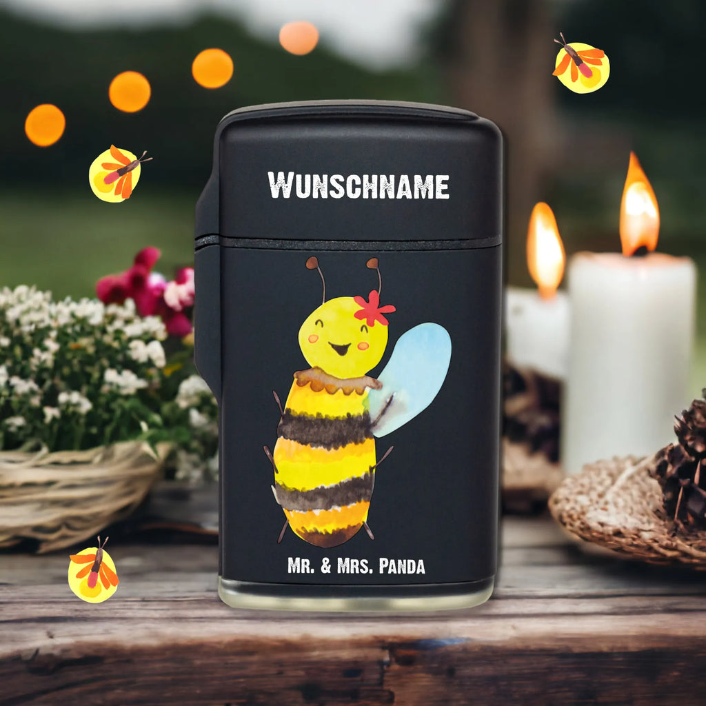 Personalisiertes Feuerzeug Biene Happy Personalisiertes Feuerzeug, Graviertes Feuerzeug, Feuerzeug mit Widmung, Feuerzeug Für Frauen Personalisiert, Feuerzeug Für Männer Mit Namen, Feuerzeug Als Geschenk Personalisiert, Feuerzeug Selbst Gestalten, Feuerzeug Mit Persönlicher Gravur, Feuerzeug Mit Gas nachfüllbar, Feuerzeug Mit Wunschname, Feuerzeug Mit Initialen, Feuerzeug Bedrucken Lassen, Feuerzeug Mit Text, Feuerzeug Geschenk Mit Namen, Feuerzeug Mit Gravur, Feuerzeug Mit Datum, Feuerzeug Mit Wunschtext, Feuerzeug Mit Namen Und Symbol, Hochwertiges Feuerzeug Mit Namen, Feuerzeug Mit Spruch, Feuerzeug Mit Widmung, Individuelles Feuerzeug, Feuerzeug Mit Namen, Feuerzeug Personalisiert, Biene, Wespe, Hummel