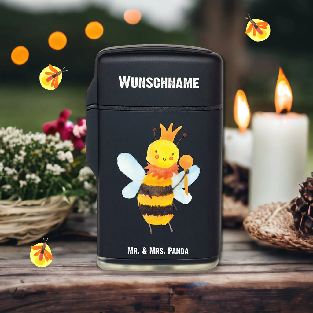 Personalisiertes Feuerzeug Biene König Feuerzeug Mit Datum, Feuerzeug mit Widmung, Hochwertiges Feuerzeug Mit Namen, Feuerzeug Mit Gas nachfüllbar, Feuerzeug Als Geschenk Personalisiert, Personalisiertes Feuerzeug, Feuerzeug Bedrucken Lassen, Feuerzeug Selbst Gestalten, Graviertes Feuerzeug, Individuelles Feuerzeug, Feuerzeug Für Frauen Personalisiert, Feuerzeug Mit Wunschname, Feuerzeug Mit Gravur, Feuerzeug Mit Initialen, Feuerzeug Mit Namen Und Symbol, Feuerzeug Mit Spruch, Feuerzeug Mit Text, Feuerzeug Mit Namen, Feuerzeug Für Männer Mit Namen, Feuerzeug Mit Widmung, Feuerzeug Personalisiert, Feuerzeug Geschenk Mit Namen, Feuerzeug Mit Persönlicher Gravur, Feuerzeug Mit Wunschtext, Biene, Wespe, Hummel