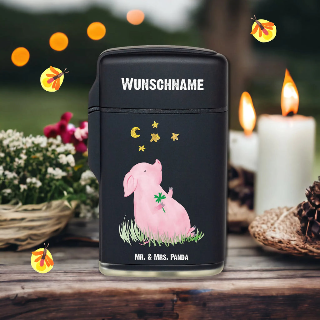 Personalised lighter Pig Luck Personalisiertes Feuerzeug, Personalisiertes Gas-Feuerzeug, Personalisiertes Sturmfeuerzeug, Feuerzeug bedrucken, Feuerzeug personalisiert, Feuerzeug personalisieren, Feuerzeug selbst gestalten, Feuerzeug Geschenkidee, Feuerzeug als Geschenk, Geschenk Feuerzeug, Feuerzeug Geschenk, Feuerzeug mit Name, Feuerzeug mit Namen, Besonderes Feuerzeug, Tiermotive, Gute Laune, lustige Sprüche, Tiere, Glücksschwein. Glück, Schwein, Schweinchen, Sterne, Sernchen, Ziele, Träume, Motivation, Glücksbringer