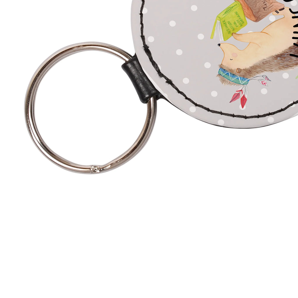 Personalisierter Schlüsselanhänger Igel Indianer Schlüsselanhänger Für Kinder Mit Namen, Schlüsselanhänger Aus Leder Mit Gravur, Schlüsselanhänger Individuell, Schlüsselanhänger Mit Koordinaten, Schlüsselanhänger Mit Wunschtext, Schlüsselanhänger Für Männer Mit Gravur, Schlüsselanhänger Vintage Mit Gravur, Handgemachter Schlüsselanhänger Mit Wunschtext, Schlüsselanhänger Geschenk Personalisiert, Schlüsselanhänger Aus Holz Mit Wunschtext, Schlüsselanhänger Für Haus Mit Gravur, Schlüsselanhänger Selbst Gestalten, Metall Schlüsselanhänger Mit Namen, Partner Schlüsselanhänger Personalisiert, Schlüsselanhänger Mit Namen, Schlüsselanhänger Bedruckt, Schlüsselanhänger Modern Mit Namen, Schlüsselanhänger Für Auto Mit Wunschtext, Schlüsselanhänger Mit Text, Schlüsselanhänger Mit Spruch, Schlüsselanhänger Liebevoll Gestaltet, Schlüsselanhänger Für Paare Mit Wunschtext, Freundschafts Schlüsselanhänger Mit Namen, Schlüsselanhänger Mit Initialen, Schlüsselanhänger Mit Datum, Schlüsselanhänger Mit Gravur, Filz Schlüsselanhänger Mit Text, Schlüsselanhänger Mit Widmung, Personalisierter Schlüsselanhänger, Schlüsselanhänger Mit Botschaft, Schlüsselanhänger Für Frauen Mit Wunschtext, Schlüsselanhänger Mit Herz Und Gravur, Waldtiere, Tiere, Indianer, Igel, Lagerfeuer, Camping, Abenteuer