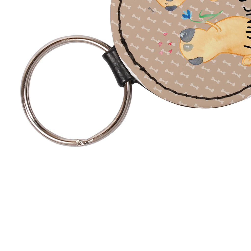 Personalisierter Schlüsselanhänger Mops Verliebt Schlüsselanhänger Mit Namen, Schlüsselanhänger Modern Mit Namen, Metall Schlüsselanhänger Mit Namen, Schlüsselanhänger Für Männer Mit Gravur, Schlüsselanhänger Mit Datum, Schlüsselanhänger Mit Widmung, Schlüsselanhänger Liebevoll Gestaltet, Schlüsselanhänger Mit Initialen, Filz Schlüsselanhänger Mit Text, Schlüsselanhänger Bedruckt, Schlüsselanhänger Mit Gravur, Schlüsselanhänger Selbst Gestalten, Schlüsselanhänger Mit Botschaft, Schlüsselanhänger Mit Herz Und Gravur, Schlüsselanhänger Geschenk Personalisiert, Schlüsselanhänger Für Paare Mit Wunschtext, Schlüsselanhänger Mit Spruch, Freundschafts Schlüsselanhänger Mit Namen, Schlüsselanhänger Mit Koordinaten, Schlüsselanhänger Für Haus Mit Gravur, Schlüsselanhänger Für Auto Mit Wunschtext, Schlüsselanhänger Für Frauen Mit Wunschtext, Personalisierter Schlüsselanhänger, Schlüsselanhänger Vintage Mit Gravur, Schlüsselanhänger Aus Leder Mit Gravur, Schlüsselanhänger Mit Wunschtext, Schlüsselanhänger Individuell, Partner Schlüsselanhänger Personalisiert, Handgemachter Schlüsselanhänger Mit Wunschtext, Schlüsselanhänger Mit Text, Schlüsselanhänger Aus Holz Mit Wunschtext, Schlüsselanhänger Für Kinder Mit Namen, Hund, Hundemotiv, Haustier, Hunderasse, Tierliebhaber, Hundebesitzer, Sprüche, Partner, Möpse, verliebt, Mops, Geschenk Freund, Liebe, Hundeliebe, Liebesspruch. Verlobt
