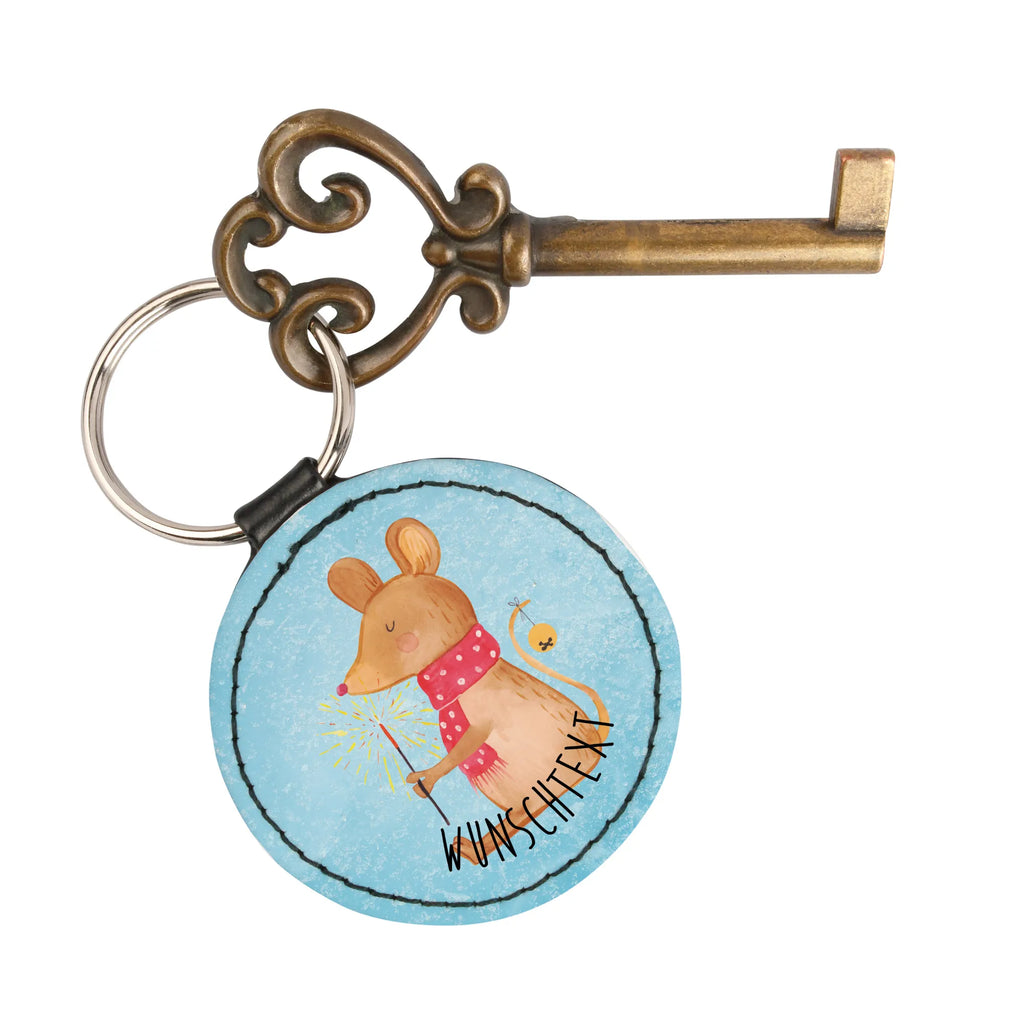 Personalisierter Schlüsselanhänger Weihnachtsmaus Schlüsselanhänger Mit Datum, Schlüsselanhänger Für Männer Mit Gravur, Partner Schlüsselanhänger Personalisiert, Schlüsselanhänger Bedruckt, Schlüsselanhänger Aus Holz Mit Wunschtext, Schlüsselanhänger Für Haus Mit Gravur, Schlüsselanhänger Mit Spruch, Schlüsselanhänger Individuell, Schlüsselanhänger Vintage Mit Gravur, Filz Schlüsselanhänger Mit Text, Schlüsselanhänger Mit Wunschtext, Schlüsselanhänger Für Frauen Mit Wunschtext, Schlüsselanhänger Liebevoll Gestaltet, Schlüsselanhänger Mit Text, Schlüsselanhänger Mit Botschaft, Schlüsselanhänger Mit Widmung, Freundschafts Schlüsselanhänger Mit Namen, Schlüsselanhänger Geschenk Personalisiert, Schlüsselanhänger Mit Gravur, Metall Schlüsselanhänger Mit Namen, Schlüsselanhänger Aus Leder Mit Gravur, Schlüsselanhänger Für Auto Mit Wunschtext, Schlüsselanhänger Mit Herz Und Gravur, Schlüsselanhänger Modern Mit Namen, Schlüsselanhänger Selbst Gestalten, Handgemachter Schlüsselanhänger Mit Wunschtext, Personalisierter Schlüsselanhänger, Schlüsselanhänger Mit Namen, Schlüsselanhänger Mit Koordinaten, Schlüsselanhänger Für Kinder Mit Namen, Schlüsselanhänger Mit Initialen, Schlüsselanhänger Für Paare Mit Wunschtext, Winter, Weihnachten, Weihnachtsdeko, Nikolaus, Advent, Heiligabend, Wintermotiv, Weihnachtswunder, Weihnachtsgruß, Frohe Weihnachten, Mäuschen, Weihnachtsmotiv, Maus