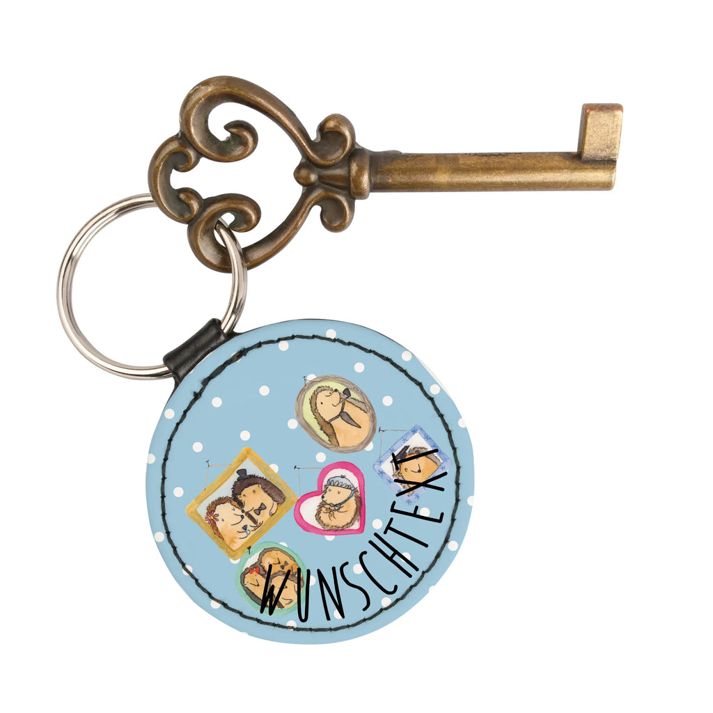 Personalisierter Schlüsselanhänger Igel Familie Schlüsselanhänger Selbst Gestalten, Metall Schlüsselanhänger Mit Namen, Personalisierter Schlüsselanhänger, Schlüsselanhänger Mit Herz Und Gravur, Schlüsselanhänger Für Frauen Mit Wunschtext, Schlüsselanhänger Für Männer Mit Gravur, Schlüsselanhänger Für Paare Mit Wunschtext, Schlüsselanhänger Aus Holz Mit Wunschtext, Schlüsselanhänger Individuell, Schlüsselanhänger Geschenk Personalisiert, Schlüsselanhänger Bedruckt, Partner Schlüsselanhänger Personalisiert, Schlüsselanhänger Mit Datum, Schlüsselanhänger Mit Wunschtext, Schlüsselanhänger Modern Mit Namen, Schlüsselanhänger Mit Koordinaten, Schlüsselanhänger Mit Text, Schlüsselanhänger Für Haus Mit Gravur, Schlüsselanhänger Für Kinder Mit Namen, Schlüsselanhänger Mit Initialen, Schlüsselanhänger Vintage Mit Gravur, Schlüsselanhänger Mit Botschaft, Freundschafts Schlüsselanhänger Mit Namen, Handgemachter Schlüsselanhänger Mit Wunschtext, Filz Schlüsselanhänger Mit Text, Schlüsselanhänger Aus Leder Mit Gravur, Schlüsselanhänger Mit Widmung, Schlüsselanhänger Für Auto Mit Wunschtext, Schlüsselanhänger Liebevoll Gestaltet, Muttertag, Vatertag, Mama, Papa, Oma, Opa, Familie, Schwester, Bruder, Igel, Liebe, Zusammenhalt, Bilder, Glück