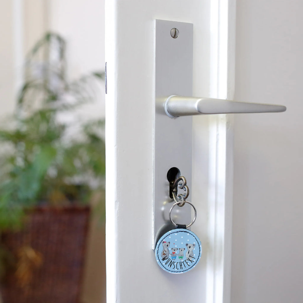 Personalised key ring Koala family with two kids Freundschafts Schlüsselanhänger Mit Namen, Schlüsselanhänger Individuell, Schlüsselanhänger Für Auto Mit Wunschtext, Schlüsselanhänger Vintage Mit Gravur, Schlüsselanhänger Mit Botschaft, Schlüsselanhänger Modern Mit Namen, Personalisierter Schlüsselanhänger, Schlüsselanhänger Für Haus Mit Gravur, Schlüsselanhänger Bedruckt, Schlüsselanhänger Für Kinder Mit Namen, Filz Schlüsselanhänger Mit Text, Schlüsselanhänger Aus Leder Mit Gravur, Schlüsselanhänger Geschenk Personalisiert, Schlüsselanhänger Für Paare Mit Wunschtext, Schlüsselanhänger Mit Herz Und Gravur, Handgemachter Schlüsselanhänger Mit Wunschtext, Schlüsselanhänger Mit Text, Schlüsselanhänger Liebevoll Gestaltet, Partner Schlüsselanhänger Personalisiert, Schlüsselanhänger Aus Holz Mit Wunschtext, Schlüsselanhänger Für Männer Mit Gravur, Metall Schlüsselanhänger Mit Namen, Schlüsselanhänger Mit Wunschtext, Schlüsselanhänger Mit Widmung, Schlüsselanhänger Mit Initialen, Schlüsselanhänger Für Frauen Mit Wunschtext, Schlüsselanhänger Mit Koordinaten, Schlüsselanhänger Selbst Gestalten, Schlüsselanhänger Mit Datum, Muttertag, Vatertag, Mama, Papa, Oma, Opa, Familie, Schwester, Bruder, Koalafamilie, Koala, Beste Familie, Lieblingsfamilie, Familienleben, Koalabär, Familienzeit