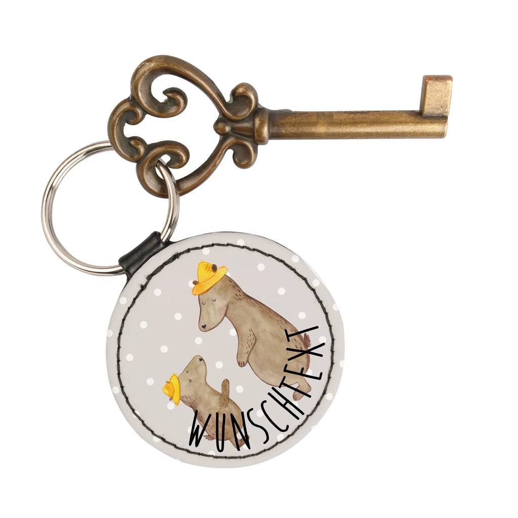 Personalisierter Schlüsselanhänger Bären mit Hut Schlüsselanhänger Liebevoll Gestaltet, Schlüsselanhänger Mit Botschaft, Schlüsselanhänger Aus Leder Mit Gravur, Schlüsselanhänger Für Kinder Mit Namen, Schlüsselanhänger Modern Mit Namen, Schlüsselanhänger Bedruckt, Schlüsselanhänger Vintage Mit Gravur, Schlüsselanhänger Für Haus Mit Gravur, Schlüsselanhänger Mit Initialen, Freundschafts Schlüsselanhänger Mit Namen, Schlüsselanhänger Mit Koordinaten, Partner Schlüsselanhänger Personalisiert, Schlüsselanhänger Mit Wunschtext, Handgemachter Schlüsselanhänger Mit Wunschtext, Schlüsselanhänger Für Paare Mit Wunschtext, Schlüsselanhänger Selbst Gestalten, Filz Schlüsselanhänger Mit Text, Schlüsselanhänger Aus Holz Mit Wunschtext, Schlüsselanhänger Mit Datum, Schlüsselanhänger Mit Text, Schlüsselanhänger Individuell, Metall Schlüsselanhänger Mit Namen, Schlüsselanhänger Für Frauen Mit Wunschtext, Schlüsselanhänger Mit Widmung, Schlüsselanhänger Mit Herz Und Gravur, Schlüsselanhänger Für Auto Mit Wunschtext, Schlüsselanhänger Für Männer Mit Gravur, Schlüsselanhänger Geschenk Personalisiert, Personalisierter Schlüsselanhänger, Muttertag, Vatertag, Mama, Papa, Oma, Opa, Familie, Schwester, Bruder, Kind, Bär, Vater, Söhne, Family, Kinder, Daddy, Sohn, Vater-Sohn, Paps, Lieblingsmensch, Dad, Papi, Bären, Vorbild