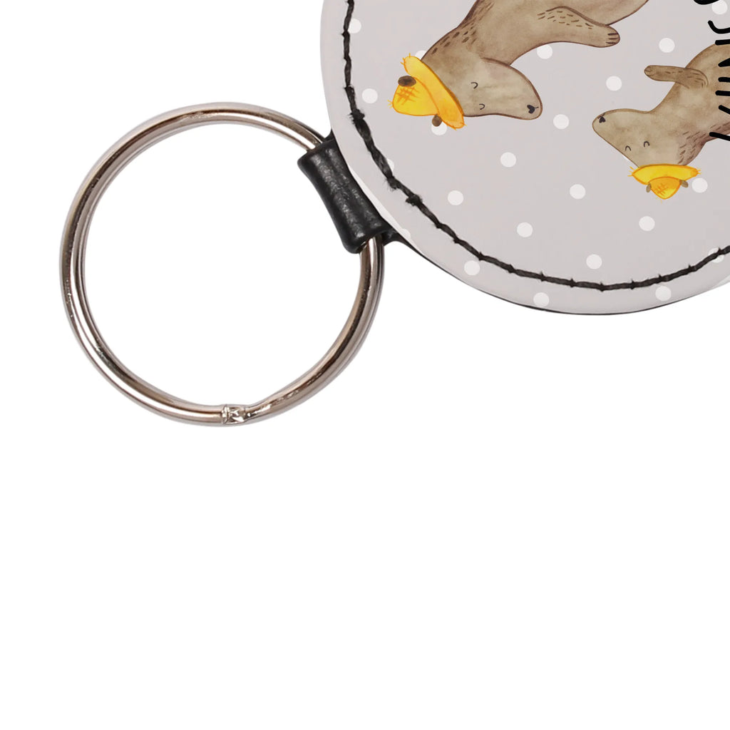 Personalisierter Schlüsselanhänger Bären mit Hut Schlüsselanhänger Liebevoll Gestaltet, Schlüsselanhänger Mit Botschaft, Schlüsselanhänger Aus Leder Mit Gravur, Schlüsselanhänger Für Kinder Mit Namen, Schlüsselanhänger Modern Mit Namen, Schlüsselanhänger Bedruckt, Schlüsselanhänger Vintage Mit Gravur, Schlüsselanhänger Für Haus Mit Gravur, Schlüsselanhänger Mit Initialen, Freundschafts Schlüsselanhänger Mit Namen, Schlüsselanhänger Mit Koordinaten, Partner Schlüsselanhänger Personalisiert, Schlüsselanhänger Mit Wunschtext, Handgemachter Schlüsselanhänger Mit Wunschtext, Schlüsselanhänger Für Paare Mit Wunschtext, Schlüsselanhänger Selbst Gestalten, Filz Schlüsselanhänger Mit Text, Schlüsselanhänger Aus Holz Mit Wunschtext, Schlüsselanhänger Mit Datum, Schlüsselanhänger Mit Text, Schlüsselanhänger Individuell, Metall Schlüsselanhänger Mit Namen, Schlüsselanhänger Für Frauen Mit Wunschtext, Schlüsselanhänger Mit Widmung, Schlüsselanhänger Mit Herz Und Gravur, Schlüsselanhänger Für Auto Mit Wunschtext, Schlüsselanhänger Für Männer Mit Gravur, Schlüsselanhänger Geschenk Personalisiert, Personalisierter Schlüsselanhänger, Muttertag, Vatertag, Mama, Papa, Oma, Opa, Familie, Schwester, Bruder, Kind, Bär, Vater, Söhne, Family, Kinder, Daddy, Sohn, Vater-Sohn, Paps, Lieblingsmensch, Dad, Papi, Bären, Vorbild