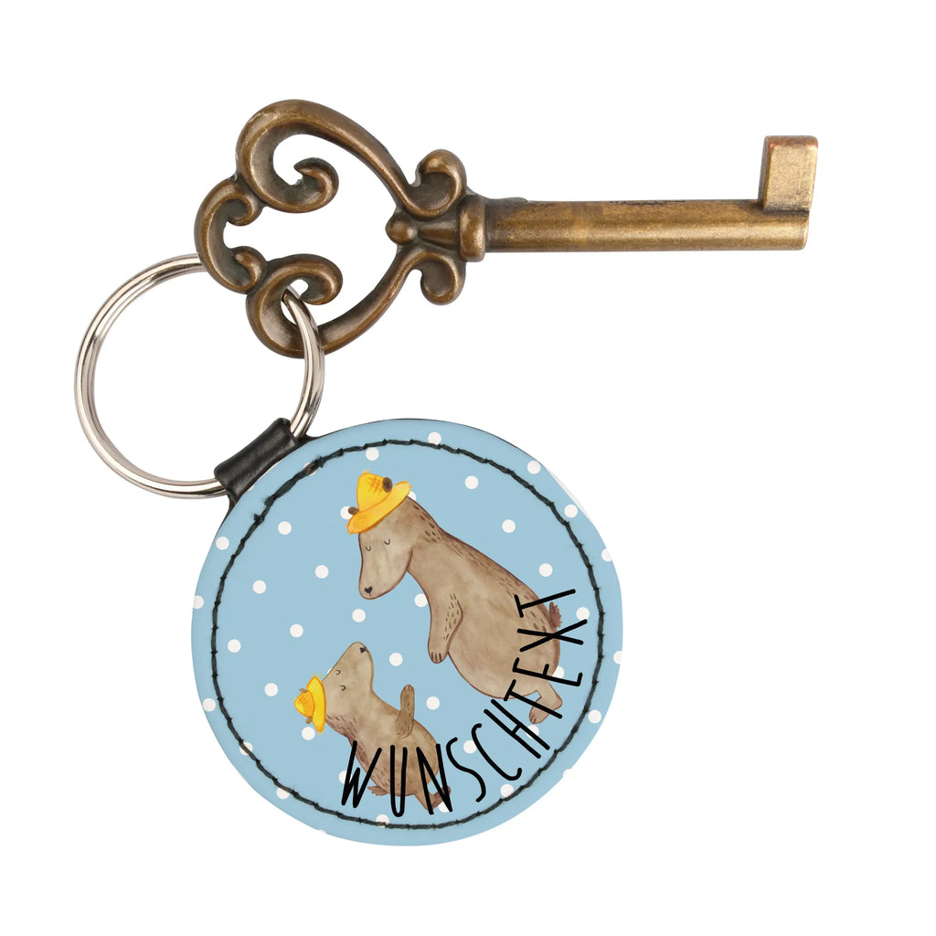 Personalisierter Schlüsselanhänger Bären mit Hut Schlüsselanhänger Liebevoll Gestaltet, Schlüsselanhänger Mit Botschaft, Schlüsselanhänger Aus Leder Mit Gravur, Schlüsselanhänger Für Kinder Mit Namen, Schlüsselanhänger Modern Mit Namen, Schlüsselanhänger Bedruckt, Schlüsselanhänger Vintage Mit Gravur, Schlüsselanhänger Für Haus Mit Gravur, Schlüsselanhänger Mit Initialen, Freundschafts Schlüsselanhänger Mit Namen, Schlüsselanhänger Mit Koordinaten, Partner Schlüsselanhänger Personalisiert, Schlüsselanhänger Mit Wunschtext, Handgemachter Schlüsselanhänger Mit Wunschtext, Schlüsselanhänger Für Paare Mit Wunschtext, Schlüsselanhänger Selbst Gestalten, Filz Schlüsselanhänger Mit Text, Schlüsselanhänger Aus Holz Mit Wunschtext, Schlüsselanhänger Mit Datum, Schlüsselanhänger Mit Text, Schlüsselanhänger Individuell, Metall Schlüsselanhänger Mit Namen, Schlüsselanhänger Für Frauen Mit Wunschtext, Schlüsselanhänger Mit Widmung, Schlüsselanhänger Mit Herz Und Gravur, Schlüsselanhänger Für Auto Mit Wunschtext, Schlüsselanhänger Für Männer Mit Gravur, Schlüsselanhänger Geschenk Personalisiert, Personalisierter Schlüsselanhänger, Muttertag, Vatertag, Mama, Papa, Oma, Opa, Familie, Schwester, Bruder, Kind, Bär, Vater, Söhne, Family, Kinder, Daddy, Sohn, Vater-Sohn, Paps, Lieblingsmensch, Dad, Papi, Bären, Vorbild