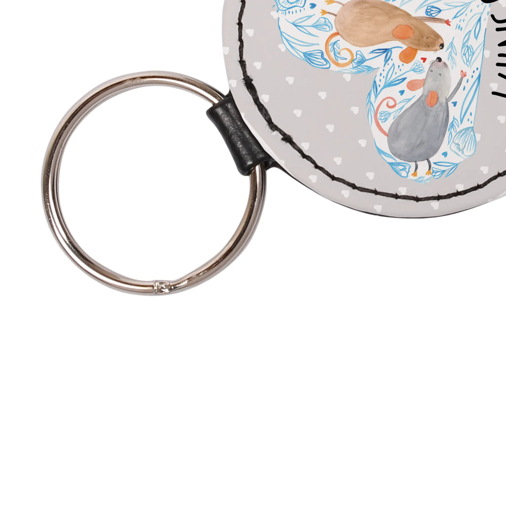Personalisierter Schlüsselanhänger Mäuse Herz Schlüsselanhänger Für Paare Mit Wunschtext, Metall Schlüsselanhänger Mit Namen, Schlüsselanhänger Mit Text, Freundschafts Schlüsselanhänger Mit Namen, Schlüsselanhänger Modern Mit Namen, Schlüsselanhänger Für Frauen Mit Wunschtext, Schlüsselanhänger Für Kinder Mit Namen, Schlüsselanhänger Mit Botschaft, Schlüsselanhänger Aus Holz Mit Wunschtext, Schlüsselanhänger Mit Herz Und Gravur, Schlüsselanhänger Mit Widmung, Schlüsselanhänger Selbst Gestalten, Personalisierter Schlüsselanhänger, Schlüsselanhänger Vintage Mit Gravur, Schlüsselanhänger Geschenk Personalisiert, Schlüsselanhänger Aus Leder Mit Gravur, Schlüsselanhänger Liebevoll Gestaltet, Handgemachter Schlüsselanhänger Mit Wunschtext, Schlüsselanhänger Für Haus Mit Gravur, Schlüsselanhänger Für Auto Mit Wunschtext, Schlüsselanhänger Mit Datum, Schlüsselanhänger Mit Initialen, Schlüsselanhänger Individuell, Filz Schlüsselanhänger Mit Text, Partner Schlüsselanhänger Personalisiert, Schlüsselanhänger Bedruckt, Schlüsselanhänger Mit Koordinaten, Schlüsselanhänger Für Männer Mit Gravur, Schlüsselanhänger Mit Wunschtext, Freundin, Freund, Liebe, Liebesgeschenk, Jahrestag, Verlobung, Partner, Ehemann, Ehefrau, Heiraten, Heiratsantrag, Hocheitstag, Love, Maus, Liebesbeweis, Gemeinsamkeit, Mäuse, Lieblingsmensch, Liebesbotschaft, Hochzeit, Geschenk für Zwei