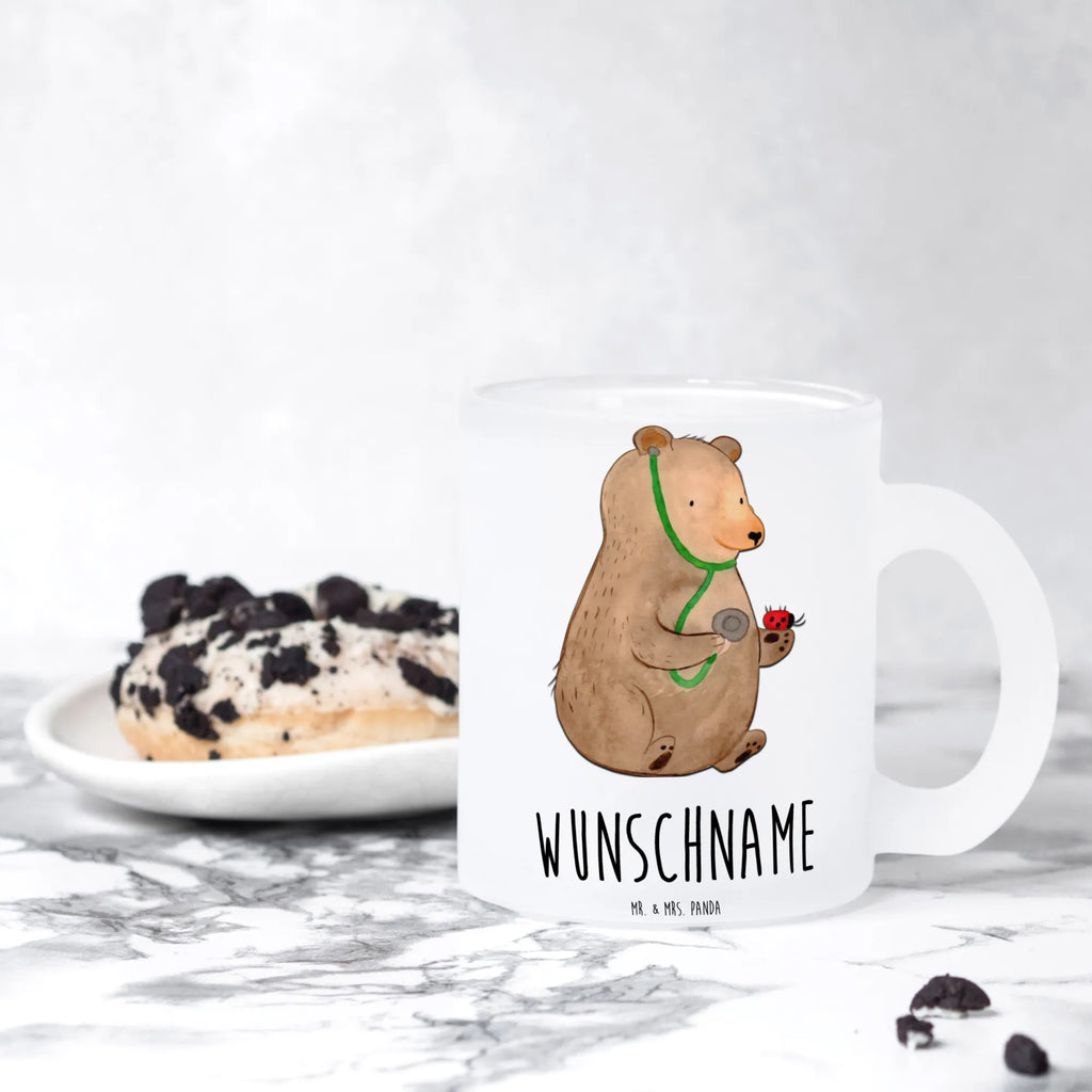 Personalisierte Teetasse Bär Arzt Nachhaltige Teetasse Mit Wunschtext, Porzellantasse Mit Gravur, Teetasse Mit Initialen, Teetasse Personalisiert, Teetasse Geschenk Personalisiert, Teetasse Mit Henkel Und Text, Personalisierte Teetasse, Teetasse Mit Gravur, Teetasse Mit Namen, Teetasse Für Männer Mit Namen, Teetasse Mit Liebevollem Text, Mikrowellengeeignete Teetasse Mit Namen, Spülmaschinenfeste Teetasse Mit Text, Teetasse Mit Tiermotiv Und Wunschtext, Keramiktasse Mit Namen, Tasse Für Tee Mit Namen, Teetasse Mit Wunschtext, Teetasse Groß Mit Namen, Teetasse Bedruckt Mit Wunschtext, Teetasse Modern Personalisiert, Vintage Teetasse Mit Gravur, Teetasse Für Frauen Mit Spruch, Firmengeschenk mit Wunschtext, Kleine Teetasse Mit Wunschtext, Design Teetasse Mit Gravur, Tasse Für Tee Mit Wunschtext, Lieblings Teetasse Mit Wunschtext, Werbegeschenk mit Firmennamen, Teetasse Für Kinder Mit Wunschtext, Glas Teetasse Personalisiert, Lustige Teetasse Mit Namen, Teetasse Selbst Gestalten, Teetasse Mit Spruch, Emailletasse Mit Wunschtext, Bär, Teddy, Teddybär, Professor, Ärztin, Arzt, Professorin, Doktorin, Doktor
