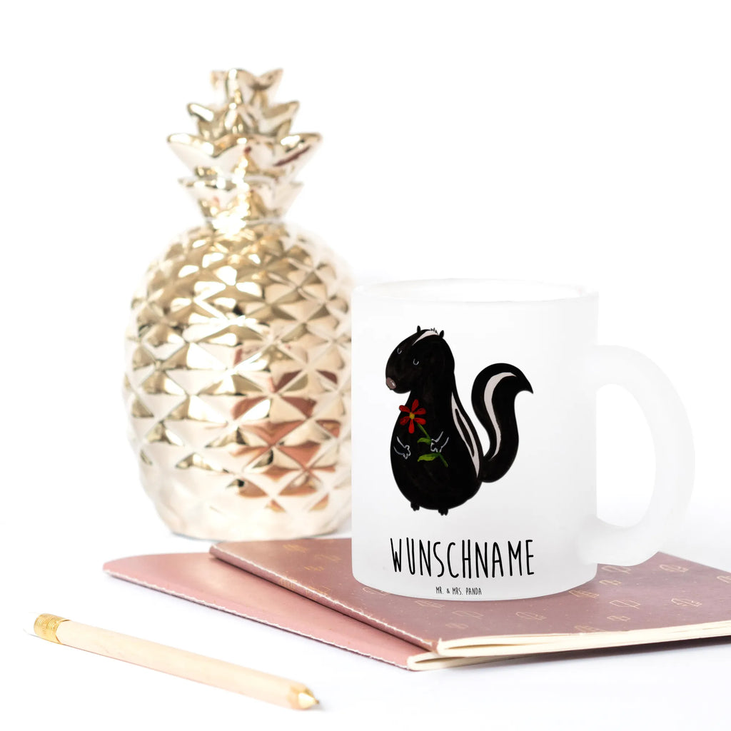Personalisierte Teetasse Stinktier Blume Teetasse Bedruckt Mit Wunschtext, Teetasse Für Männer Mit Namen, Firmengeschenk mit Wunschtext, Teetasse Für Frauen Mit Spruch, Teetasse Mit Initialen, Teetasse Groß Mit Namen, Design Teetasse Mit Gravur, Porzellantasse Mit Gravur, Teetasse Mit Gravur, Werbegeschenk mit Firmennamen, Teetasse Mit Spruch, Tasse Für Tee Mit Wunschtext, Spülmaschinenfeste Teetasse Mit Text, Teetasse Geschenk Personalisiert, Tasse Für Tee Mit Namen, Nachhaltige Teetasse Mit Wunschtext, Teetasse Mit Tiermotiv Und Wunschtext, Lustige Teetasse Mit Namen, Keramiktasse Mit Namen, Glas Teetasse Personalisiert, Teetasse Modern Personalisiert, Teetasse Mit Henkel Und Text, Teetasse Mit Liebevollem Text, Teetasse Mit Namen, Teetasse Personalisiert, Vintage Teetasse Mit Gravur, Lieblings Teetasse Mit Wunschtext, Kleine Teetasse Mit Wunschtext, Emailletasse Mit Wunschtext, Personalisierte Teetasse, Mikrowellengeeignete Teetasse Mit Namen, Teetasse Selbst Gestalten, Teetasse Mit Wunschtext, Teetasse Für Kinder Mit Wunschtext, Stinktier, Skunk, Stinki, verträumt, Raubtier, Stinker, Wildtier, Dreams, Träume, Tagträumer