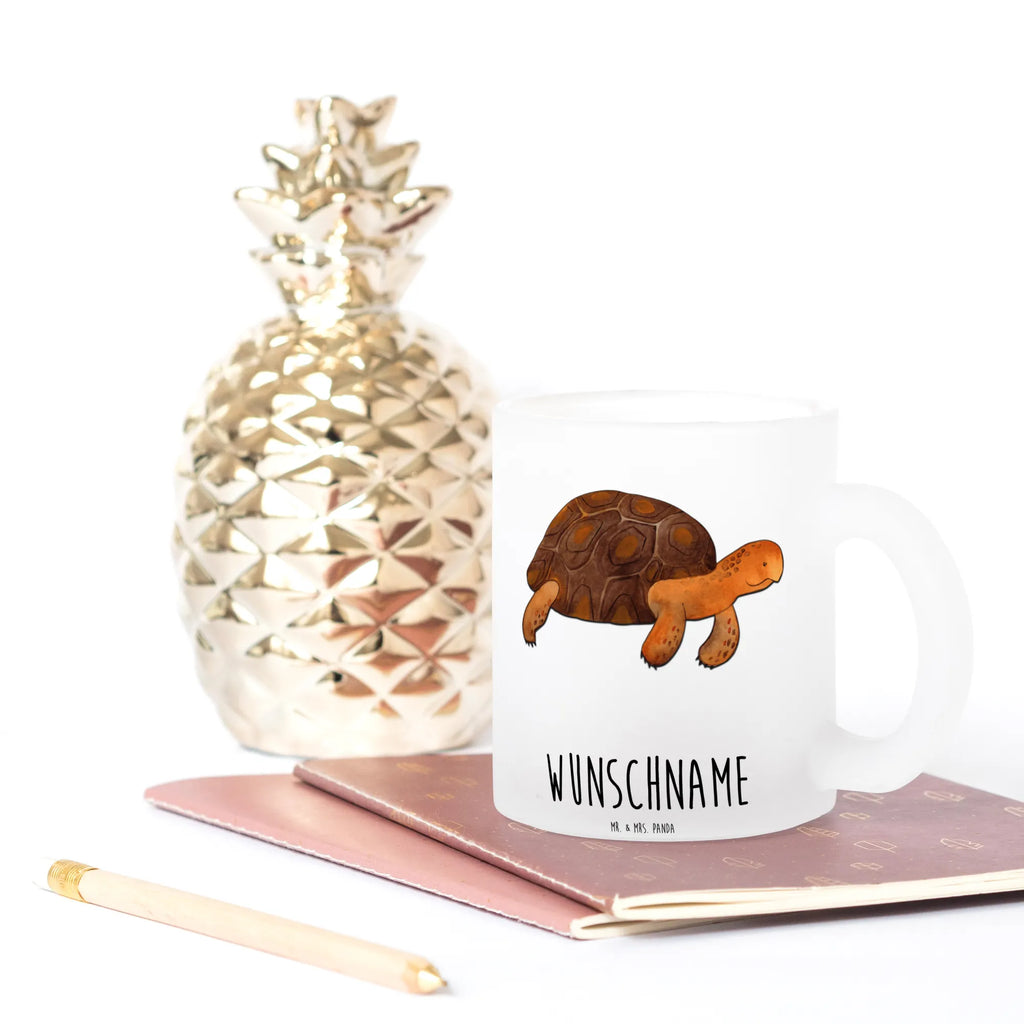 Personalisierte Teetasse Schildkröte marschiert Teetasse Bedruckt Mit Wunschtext, Teetasse Modern Personalisiert, Teetasse Geschenk Personalisiert, Werbegeschenk mit Firmennamen, Vintage Teetasse Mit Gravur, Teetasse Für Männer Mit Namen, Teetasse Personalisiert, Teetasse Mit Spruch, Teetasse Groß Mit Namen, Firmengeschenk mit Wunschtext, Teetasse Mit Initialen, Glas Teetasse Personalisiert, Lieblings Teetasse Mit Wunschtext, Teetasse Mit Liebevollem Text, Lustige Teetasse Mit Namen, Kleine Teetasse Mit Wunschtext, Spülmaschinenfeste Teetasse Mit Text, Teetasse Mit Tiermotiv Und Wunschtext, Personalisierte Teetasse, Teetasse Für Kinder Mit Wunschtext, Porzellantasse Mit Gravur, Design Teetasse Mit Gravur, Mikrowellengeeignete Teetasse Mit Namen, Teetasse Mit Gravur, Nachhaltige Teetasse Mit Wunschtext, Emailletasse Mit Wunschtext, Tasse Für Tee Mit Wunschtext, Teetasse Für Frauen Mit Spruch, Teetasse Mit Henkel Und Text, Teetasse Selbst Gestalten, Keramiktasse Mit Namen, Teetasse Mit Wunschtext, Teetasse Mit Namen, Tasse Für Tee Mit Namen, Meerestiere, Meer, Urlaub, Schildkröten, Reiselust, Abenteuer, Inspiration, Neustart, Lieblingsmensch, Motivation, Schildkröte, get lost
