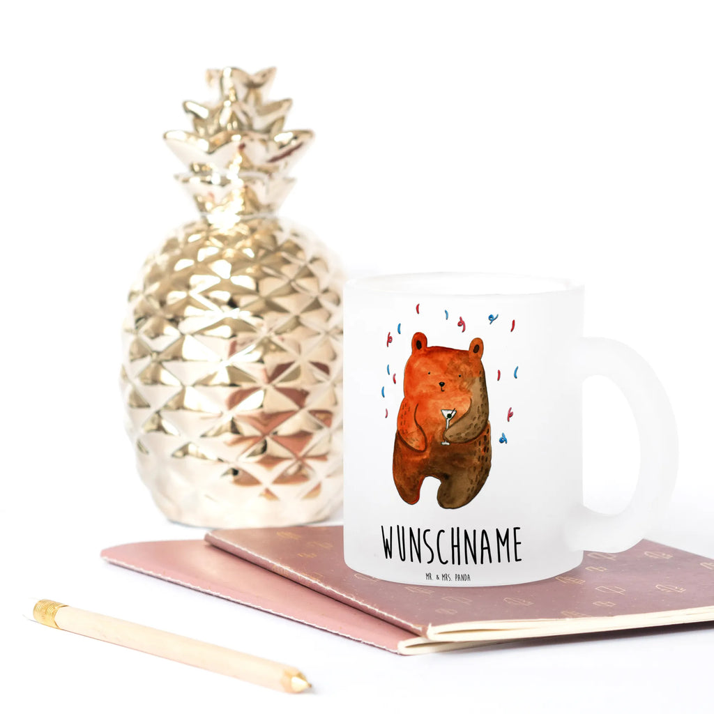 Personalisierte Teetasse Bär Party Personalisierte Teetasse, Teetasse Selbst Gestalten, Teetasse Für Frauen Mit Spruch, Teetasse Mit Tiermotiv Und Wunschtext, Firmengeschenk mit Wunschtext, Teetasse Modern Personalisiert, Vintage Teetasse Mit Gravur, Design Teetasse Mit Gravur, Porzellantasse Mit Gravur, Teetasse Groß Mit Namen, Teetasse Für Männer Mit Namen, Emailletasse Mit Wunschtext, Teetasse Mit Henkel Und Text, Teetasse Für Kinder Mit Wunschtext, Werbegeschenk mit Firmennamen, Tasse Für Tee Mit Namen, Tasse Für Tee Mit Wunschtext, Glas Teetasse Personalisiert, Teetasse Mit Namen, Teetasse Bedruckt Mit Wunschtext, Lieblings Teetasse Mit Wunschtext, Teetasse Mit Wunschtext, Teetasse Mit Gravur, Kleine Teetasse Mit Wunschtext, Keramiktasse Mit Namen, Teetasse Mit Spruch, Spülmaschinenfeste Teetasse Mit Text, Teetasse Personalisiert, Nachhaltige Teetasse Mit Wunschtext, Teetasse Geschenk Personalisiert, Mikrowellengeeignete Teetasse Mit Namen, Lustige Teetasse Mit Namen, Teetasse Mit Initialen, Teetasse Mit Liebevollem Text, Bär, Teddy, Teddybär, Lustig, Gute Laune, Geburtstag, Feiern, Party, Mitbringsel, Abfeiern, Geburtstagsgeschenk, Geschenk