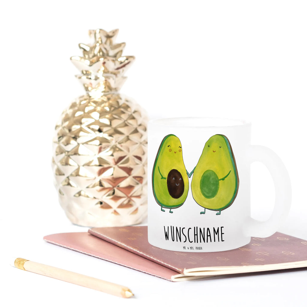 Personalisierte Teetasse Avocado Pärchen Teetasse Für Frauen Mit Spruch, Teetasse Für Kinder Mit Wunschtext, Teetasse Mit Wunschtext, Glas Teetasse Personalisiert, Teetasse Mit Initialen, Teetasse Groß Mit Namen, Personalisierte Teetasse, Werbegeschenk mit Firmennamen, Design Teetasse Mit Gravur, Emailletasse Mit Wunschtext, Teetasse Mit Liebevollem Text, Firmengeschenk mit Wunschtext, Teetasse Personalisiert, Mikrowellengeeignete Teetasse Mit Namen, Teetasse Modern Personalisiert, Teetasse Für Männer Mit Namen, Teetasse Mit Namen, Teetasse Bedruckt Mit Wunschtext, Spülmaschinenfeste Teetasse Mit Text, Lieblings Teetasse Mit Wunschtext, Keramiktasse Mit Namen, Teetasse Selbst Gestalten, Teetasse Mit Henkel Und Text, Teetasse Mit Spruch, Kleine Teetasse Mit Wunschtext, Vintage Teetasse Mit Gravur, Porzellantasse Mit Gravur, Tasse Für Tee Mit Namen, Lustige Teetasse Mit Namen, Nachhaltige Teetasse Mit Wunschtext, Teetasse Mit Tiermotiv Und Wunschtext, Teetasse Mit Gravur, Teetasse Geschenk Personalisiert, Tasse Für Tee Mit Wunschtext, Avocado, Veggie, Vegan, Gesund, Geburt, Avocados, Liebe, Hochzeit, Familie, Babyparty, Kinder, Avocuddle, Babyshower, Schwangerschaft