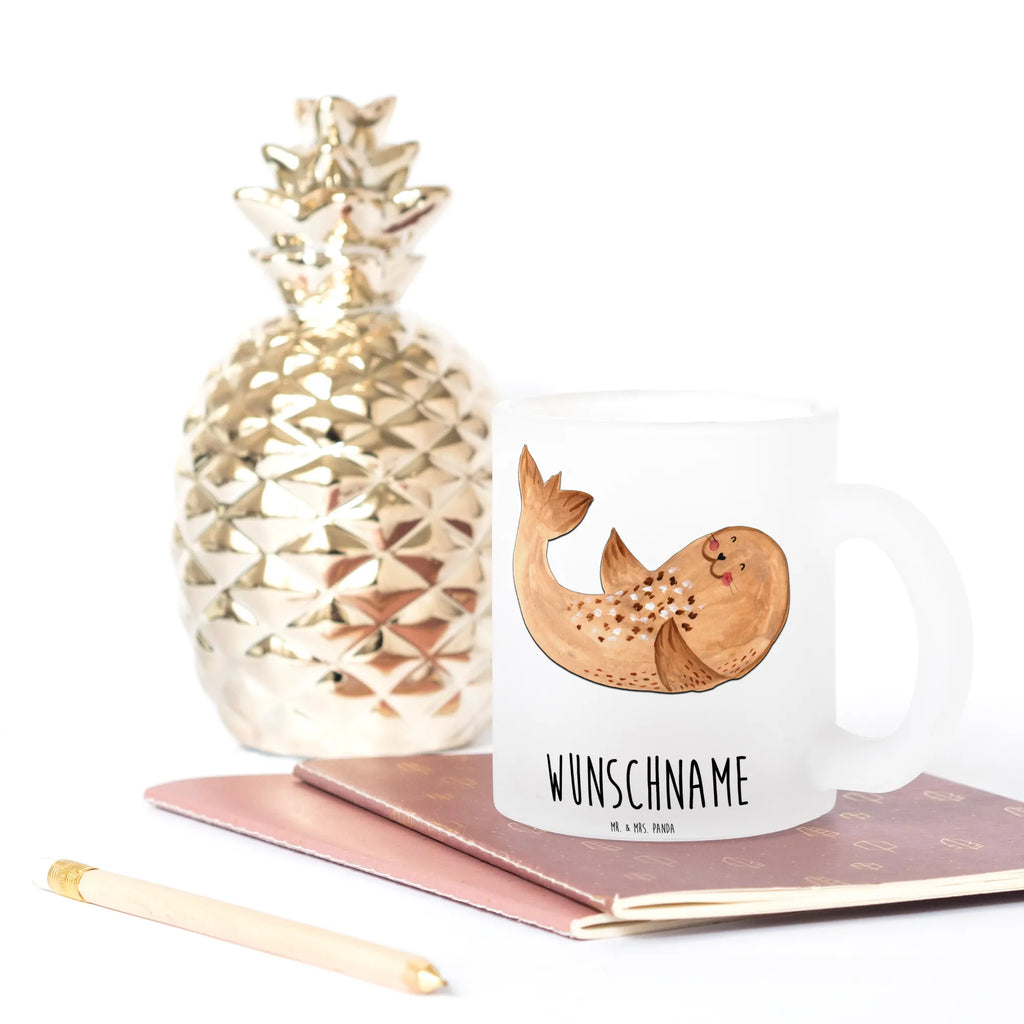 Personalisierte Teetasse Robbe Liegen Teetasse Mit Liebevollem Text, Glas Teebecher, Personalisierte Teetasse, Glas Teetasse Personalisiert, Teetasse Mit Tiermotiv Und Wunschtext, Teetasse Für Kinder Mit Wunschtext, Lieblings Teetasse Mit Wunschtext, Teetasse Selbst Gestalten, Teetasse Mit Namen, Firmengeschenk mit Wunschtext, Nachhaltige Teetasse Mit Wunschtext, Design Teetasse Mit Gravur, Porzellantasse Mit Gravur, Teegläser, Teetasse Für Frauen Mit Spruch, Lustige Teetasse Mit Namen, Vintage Teetasse Mit Gravur, Tasse Für Tee Mit Wunschtext, Teetasse Modern Personalisiert, Teetasse Groß Mit Namen, Emailletasse Mit Wunschtext, Teetasse Mit Gravur, Keramiktasse Mit Namen, Teetasse Mit Wunschtext, Werbegeschenk mit Firmennamen, Spülmaschinenfeste Teetasse Mit Text, Teetasse Geschenk Personalisiert, Kleine Teetasse Mit Wunschtext, Teetasse Personalisiert, Teetasse Mit Initialen, Teetasse aus Glas, Tasse Für Tee Mit Namen, Mikrowellengeeignete Teetasse Mit Namen, Teetasse Mit Henkel Und Text, Teetasse Bedruckt Mit Wunschtext, Teetasse Für Männer Mit Namen, Lustige Sprüche, Tiere, Tiermotive, Gute Laune, Strand, Ostsee, Seehund, Meerestier, Freude, Nordsee, Robbe, Robben, Lachen