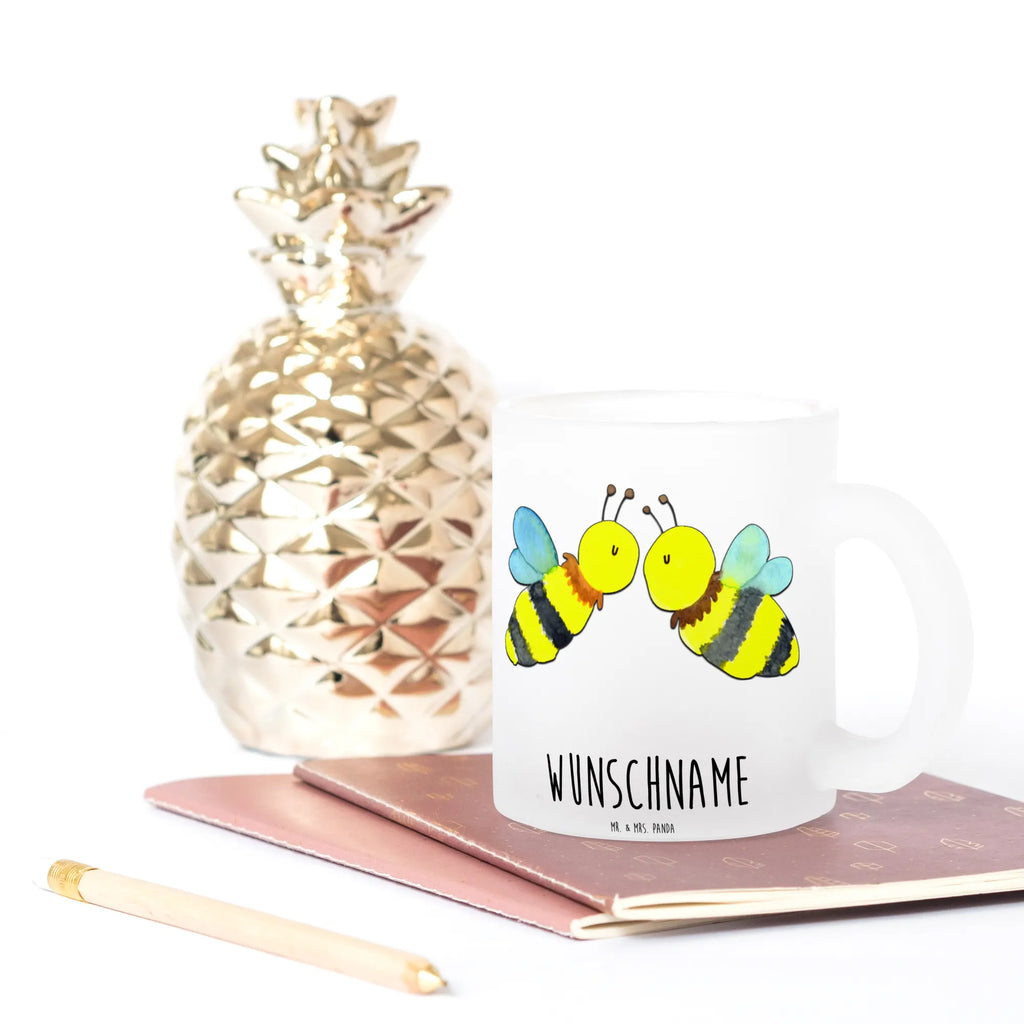 Personalisierte Teetasse Biene Liebe Teetasse Mit Henkel Und Text, Teetasse Mit Wunschtext, Teetasse Mit Spruch, Werbegeschenk mit Firmennamen, Porzellantasse Mit Gravur, Tasse Für Tee Mit Wunschtext, Teetasse Mit Namen, Lustige Teetasse Mit Namen, Teetasse Mit Gravur, Firmengeschenk mit Wunschtext, Design Teetasse Mit Gravur, Teetasse Für Frauen Mit Spruch, Tasse Für Tee Mit Namen, Teetasse Groß Mit Namen, Nachhaltige Teetasse Mit Wunschtext, Teetasse Mit Liebevollem Text, Teetasse Mit Tiermotiv Und Wunschtext, Spülmaschinenfeste Teetasse Mit Text, Emailletasse Mit Wunschtext, Teetasse Modern Personalisiert, Teetasse Selbst Gestalten, Teetasse Personalisiert, Teetasse Mit Initialen, Mikrowellengeeignete Teetasse Mit Namen, Glas Teetasse Personalisiert, Kleine Teetasse Mit Wunschtext, Teetasse Bedruckt Mit Wunschtext, Teetasse Geschenk Personalisiert, Personalisierte Teetasse, Lieblings Teetasse Mit Wunschtext, Teetasse Für Kinder Mit Wunschtext, Vintage Teetasse Mit Gravur, Teetasse Für Männer Mit Namen, Keramiktasse Mit Namen, Biene, Wespe, Hummel