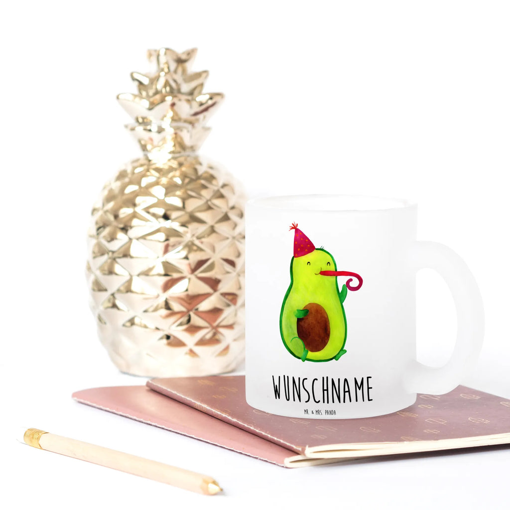 Personalisierte Teetasse Avocado Partyhupe Werbegeschenk mit Firmennamen, Keramiktasse Mit Namen, Personalisierte Teetasse, Lustige Teetasse Mit Namen, Teetasse Mit Tiermotiv Und Wunschtext, Teetasse Groß Mit Namen, Spülmaschinenfeste Teetasse Mit Text, Teetasse Mit Wunschtext, Firmengeschenk mit Wunschtext, Teetasse Mit Gravur, Teetasse Bedruckt Mit Wunschtext, Tasse Für Tee Mit Namen, Teetasse Mit Liebevollem Text, Teetasse Personalisiert, Tasse Für Tee Mit Wunschtext, Teetasse Mit Namen, Teetasse Geschenk Personalisiert, Teetasse Für Männer Mit Namen, Teetasse Selbst Gestalten, Glas Teetasse Personalisiert, Nachhaltige Teetasse Mit Wunschtext, Teetasse Für Frauen Mit Spruch, Teetasse Für Kinder Mit Wunschtext, Porzellantasse Mit Gravur, Lieblings Teetasse Mit Wunschtext, Teetasse Mit Spruch, Teetasse Mit Initialen, Teetasse Mit Henkel Und Text, Emailletasse Mit Wunschtext, Design Teetasse Mit Gravur, Vintage Teetasse Mit Gravur, Teetasse Modern Personalisiert, Kleine Teetasse Mit Wunschtext, Mikrowellengeeignete Teetasse Mit Namen, Avocado, Veggie, Vegan, Gesund, Feier, Party, Feierlichkeit, Geburtstag, Gute Laune, Fete, Tröte