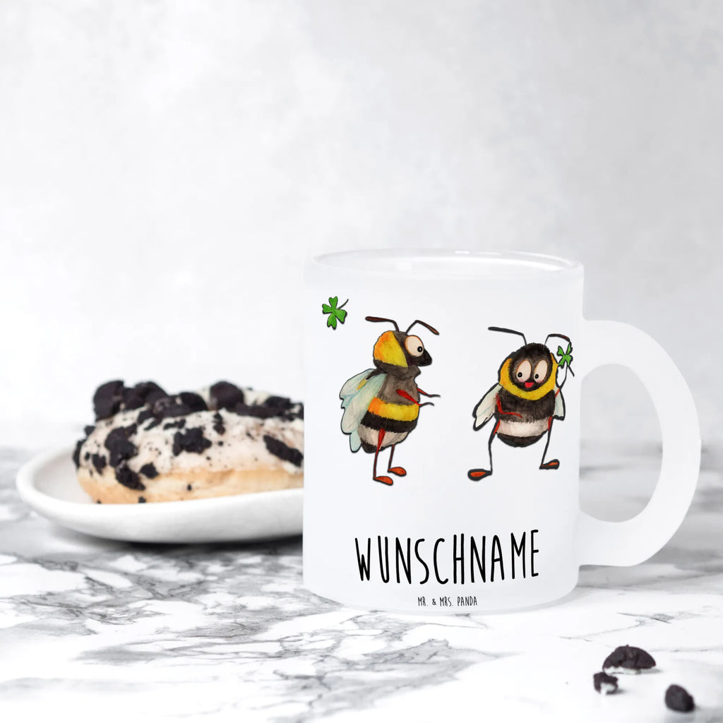 Personalisierte Teetasse Hummeln mit Kleeblatt Teetasse Mit Wunschtext, Teetasse Für Kinder Mit Wunschtext, Lieblings Teetasse Mit Wunschtext, Design Teetasse Mit Gravur, Glas Teetasse Personalisiert, Teetasse Personalisiert, Porzellantasse Mit Gravur, Werbegeschenk mit Firmennamen, Vintage Teetasse Mit Gravur, Tasse Für Tee Mit Namen, Teetasse Modern Personalisiert, Firmengeschenk mit Wunschtext, Mikrowellengeeignete Teetasse Mit Namen, Teetasse Mit Henkel Und Text, Teetasse Groß Mit Namen, Kleine Teetasse Mit Wunschtext, Nachhaltige Teetasse Mit Wunschtext, Spülmaschinenfeste Teetasse Mit Text, Teetasse Selbst Gestalten, Teetasse Geschenk Personalisiert, Personalisierte Teetasse, Teetasse Für Frauen Mit Spruch, Tasse Für Tee Mit Wunschtext, Teetasse Mit Initialen, Teetasse Für Männer Mit Namen, Teetasse Mit Tiermotiv Und Wunschtext, Teetasse Mit Liebevollem Text, Lustige Teetasse Mit Namen, Emailletasse Mit Wunschtext, Teetasse Mit Namen, Keramiktasse Mit Namen, Teetasse Mit Spruch, Teetasse Bedruckt Mit Wunschtext, Teetasse Mit Gravur, Tiermotive, Gute Laune, lustige Sprüche, Tiere, Biene Deko, Spruch schön, glücklich werden, glücklich sein, Spruch positiv, Hummel, Spruch fröhlich, Biene