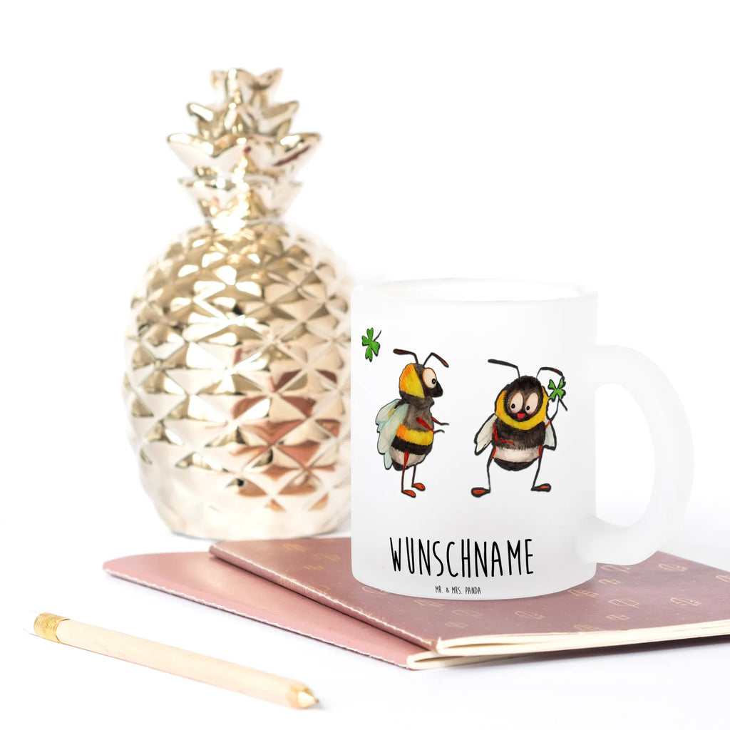 Personalisierte Teetasse Hummeln mit Kleeblatt Teetasse Mit Wunschtext, Teetasse Für Kinder Mit Wunschtext, Lieblings Teetasse Mit Wunschtext, Design Teetasse Mit Gravur, Glas Teetasse Personalisiert, Teetasse Personalisiert, Porzellantasse Mit Gravur, Werbegeschenk mit Firmennamen, Vintage Teetasse Mit Gravur, Tasse Für Tee Mit Namen, Teetasse Modern Personalisiert, Firmengeschenk mit Wunschtext, Mikrowellengeeignete Teetasse Mit Namen, Teetasse Mit Henkel Und Text, Teetasse Groß Mit Namen, Kleine Teetasse Mit Wunschtext, Nachhaltige Teetasse Mit Wunschtext, Spülmaschinenfeste Teetasse Mit Text, Teetasse Selbst Gestalten, Teetasse Geschenk Personalisiert, Personalisierte Teetasse, Teetasse Für Frauen Mit Spruch, Tasse Für Tee Mit Wunschtext, Teetasse Mit Initialen, Teetasse Für Männer Mit Namen, Teetasse Mit Tiermotiv Und Wunschtext, Teetasse Mit Liebevollem Text, Lustige Teetasse Mit Namen, Emailletasse Mit Wunschtext, Teetasse Mit Namen, Keramiktasse Mit Namen, Teetasse Mit Spruch, Teetasse Bedruckt Mit Wunschtext, Teetasse Mit Gravur, Tiermotive, Gute Laune, lustige Sprüche, Tiere, Biene Deko, Spruch schön, glücklich werden, glücklich sein, Spruch positiv, Hummel, Spruch fröhlich, Biene