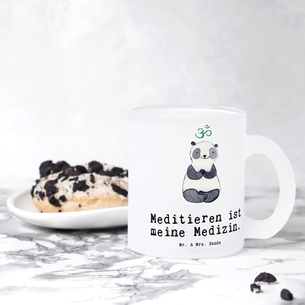 Teetasse Panda Meditieren Teegläser, getränkeglas, Teetasse, Tasse, Becher, becher glas, Große Teetasse, Teetasse Glas, Tasse Für Tee, tasse glas, becher für tee, Tee Tasse, Trinkglas, Glasbecher, Glas Teebecher, Teetasse aus Glas, Teeglas, glastasse, Geschenk, Schenken, Sport, Sportart, Hobby, Danke, Dankeschön, Auszeichnung, Gewinn, Sportler, Meditationskurs, Meditation, Meditieren